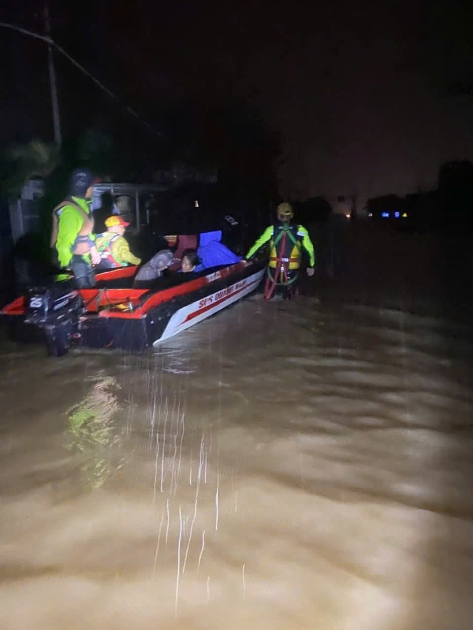 Nước lũ nhấn chìm hơn 66.800 nhà dân ở Đà Nẵng, mưa lớn chưa có dấu hiệu giảm- Ảnh 3. Nước lũ nhấn chìm hơn 66.800 nhà dân ở Đà Nẵng, mưa lớn chưa có dấu hiệu giảm- Ảnh 3.