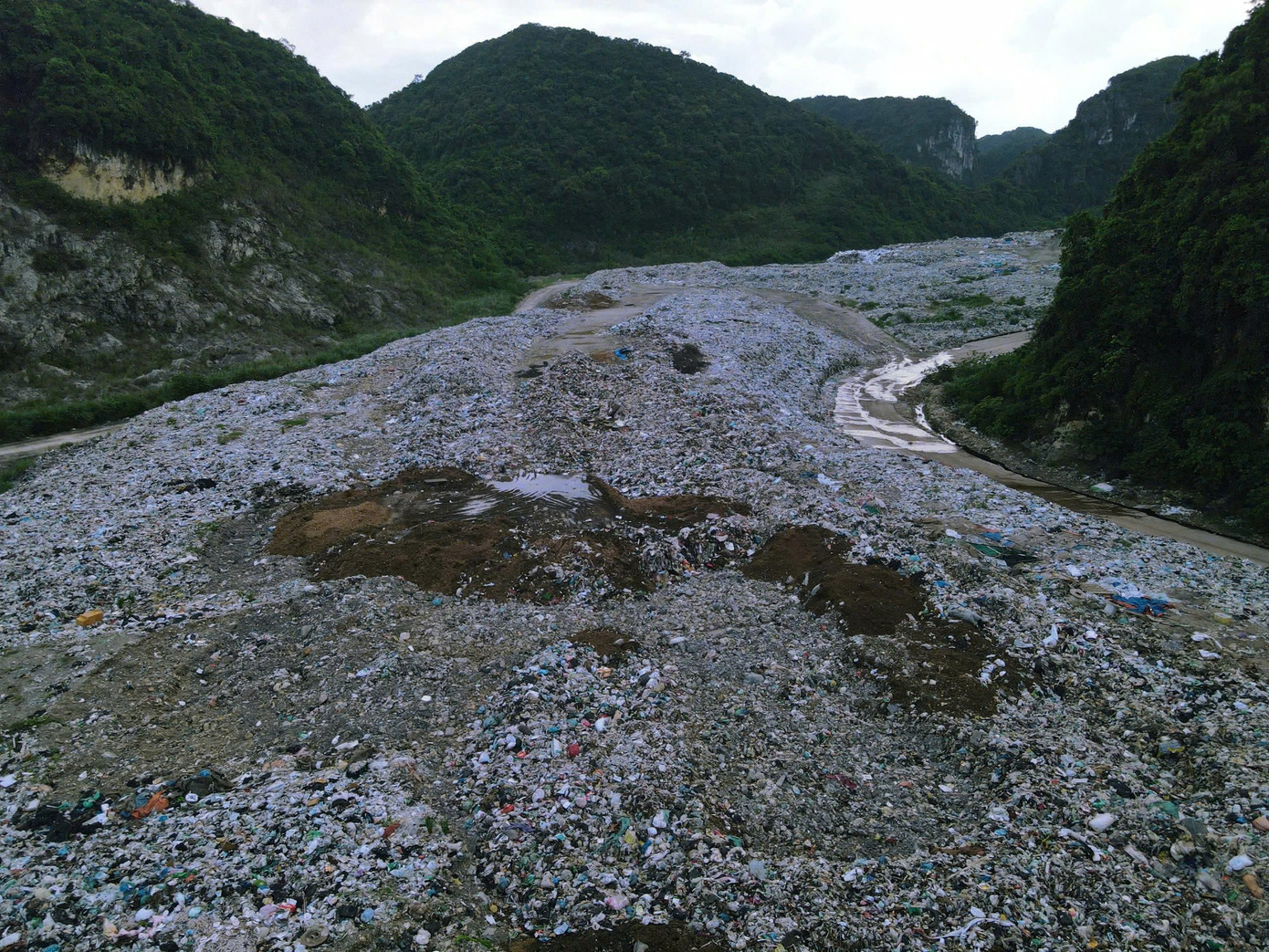 Giải cứu thung lũng đang 'chết' dần vì rác ở Ninh Bình- Ảnh 4. Giải cứu thung lũng đang 'chết' dần vì rác ở Ninh Bình- Ảnh 4.