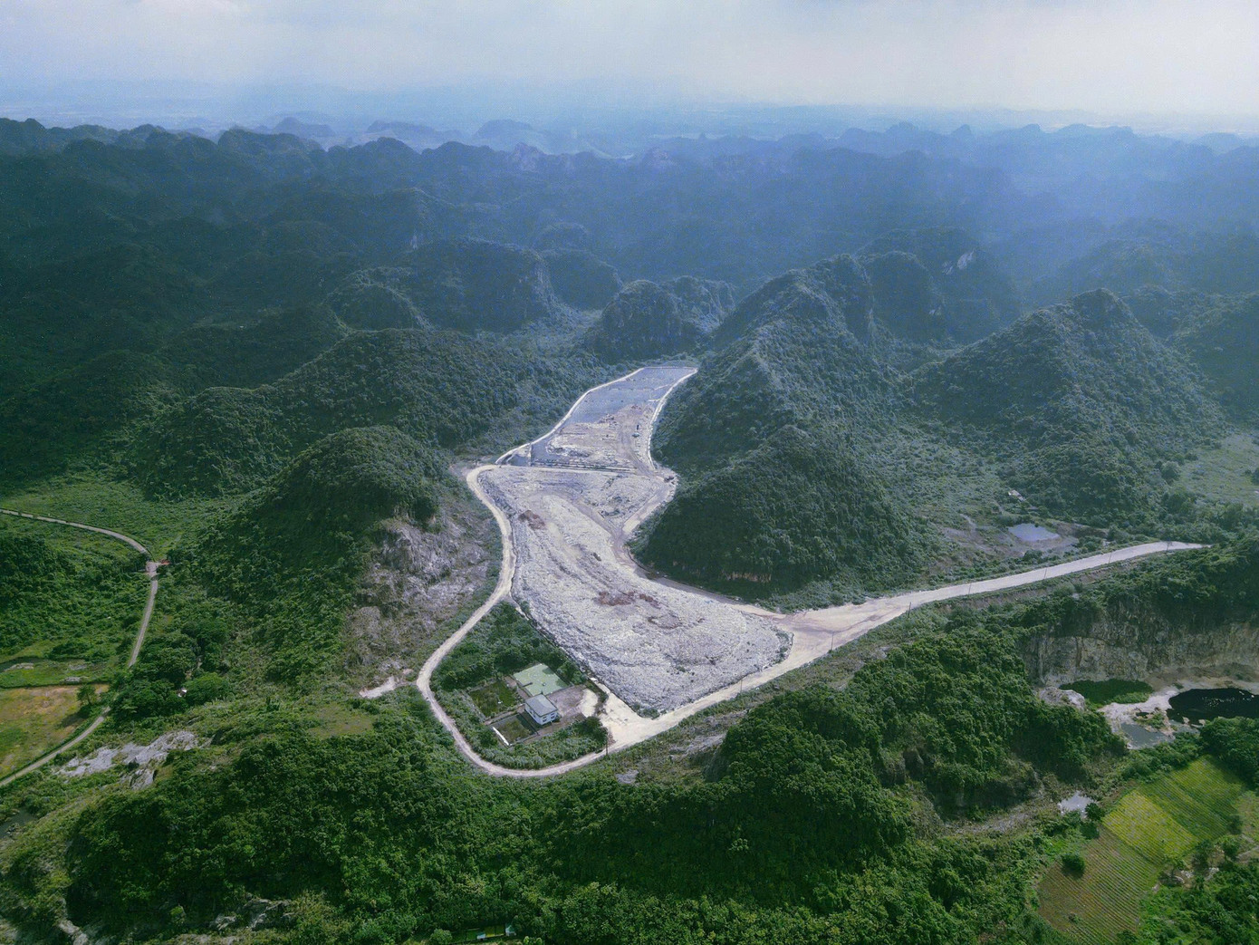 Giải cứu thung lũng đang 'chết' dần vì rác ở Ninh Bình- Ảnh 1. Giải cứu thung lũng đang 'chết' dần vì rác ở Ninh Bình- Ảnh 1.