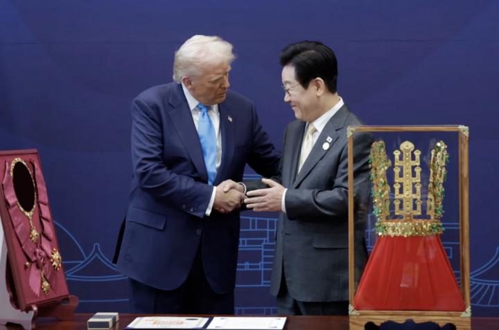 Hàn Quốc tặng ông Trump bản sao vương miện bằng vàng- Ảnh 1. Hàn Quốc tặng ông Trump bản sao vương miện bằng vàng- Ảnh 1.