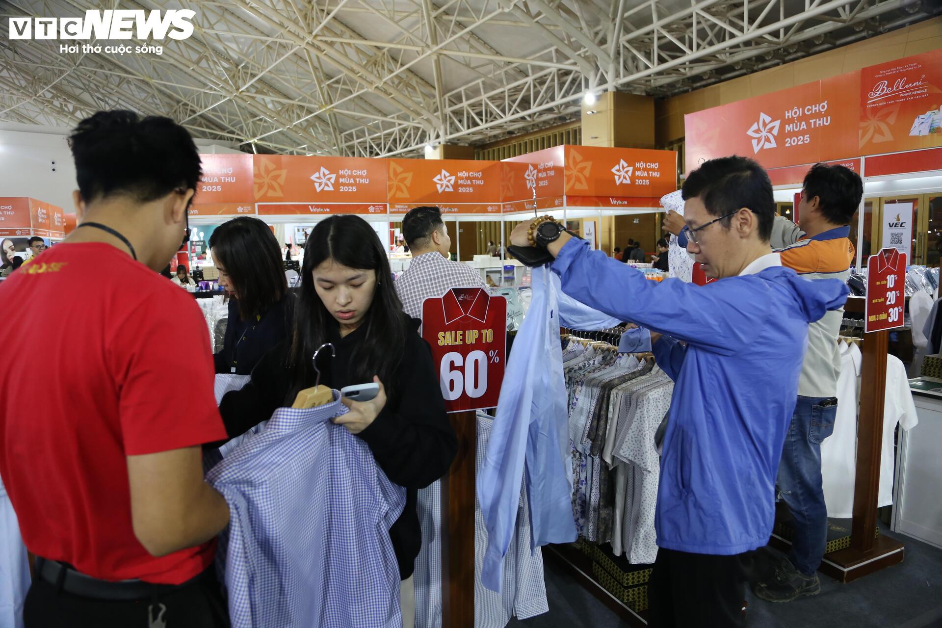 'Thiên đường' mua sắm tại Hội chợ mùa Thu 2025: La liệt hàng giảm giá 'sốc'- Ảnh 6. 'Thiên đường' mua sắm tại Hội chợ mùa Thu 2025: La liệt hàng giảm giá 'sốc'- Ảnh 6.