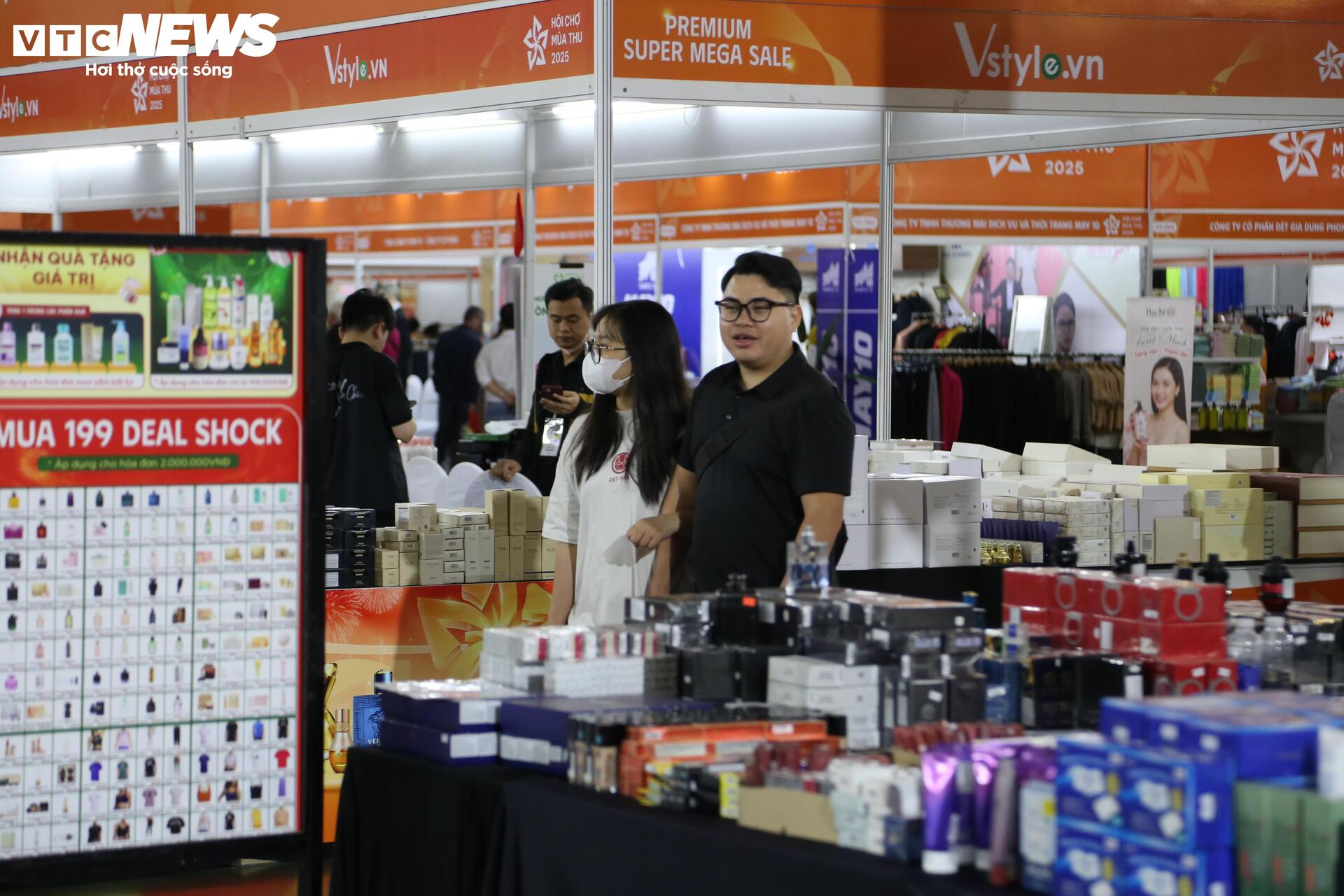'Thiên đường' mua sắm tại Hội chợ mùa Thu 2025: La liệt hàng giảm giá 'sốc'- Ảnh 8. 'Thiên đường' mua sắm tại Hội chợ mùa Thu 2025: La liệt hàng giảm giá 'sốc'- Ảnh 8.