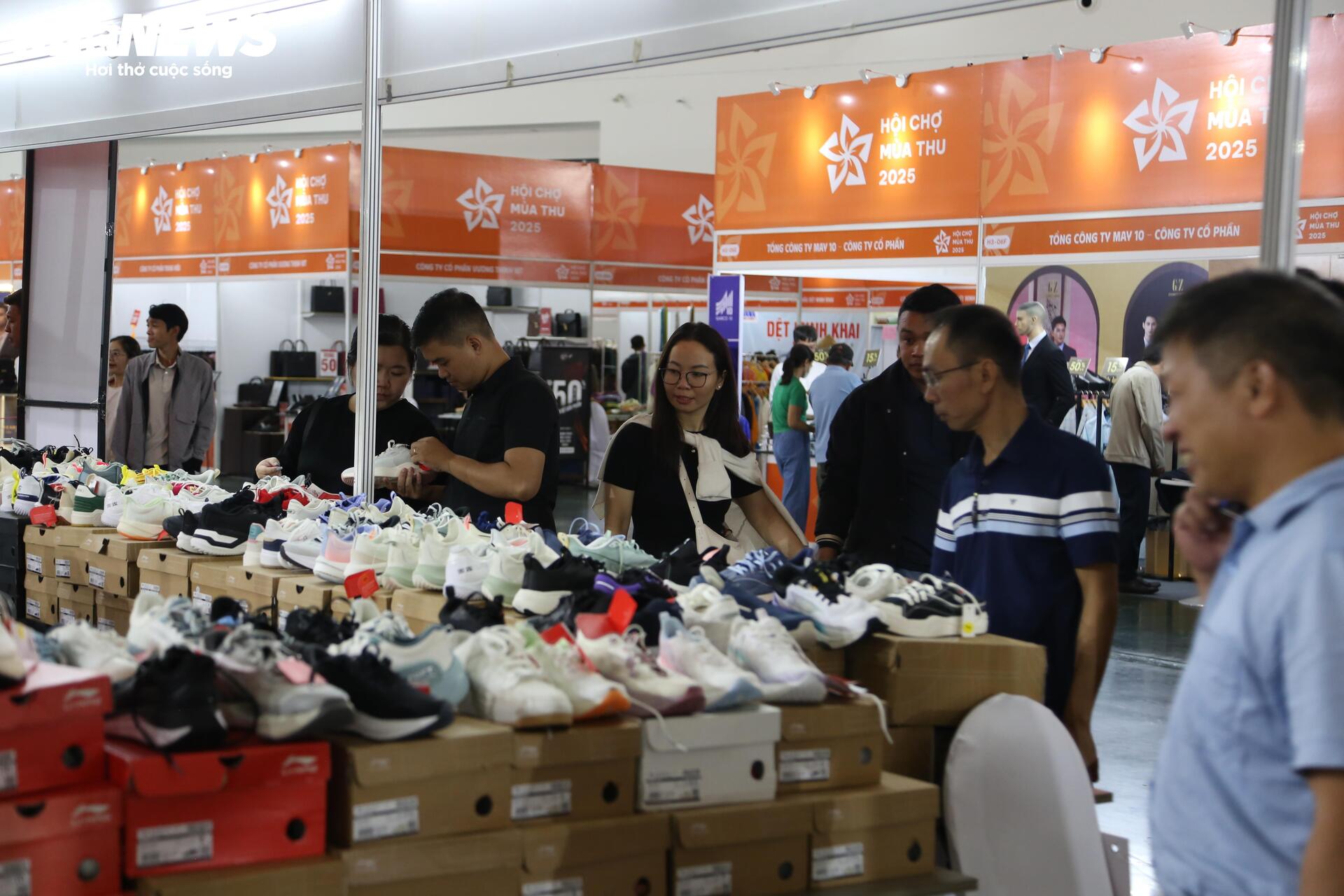 'Thiên đường' mua sắm tại Hội chợ mùa Thu 2025: La liệt hàng giảm giá 'sốc'- Ảnh 4. 'Thiên đường' mua sắm tại Hội chợ mùa Thu 2025: La liệt hàng giảm giá 'sốc'- Ảnh 4.