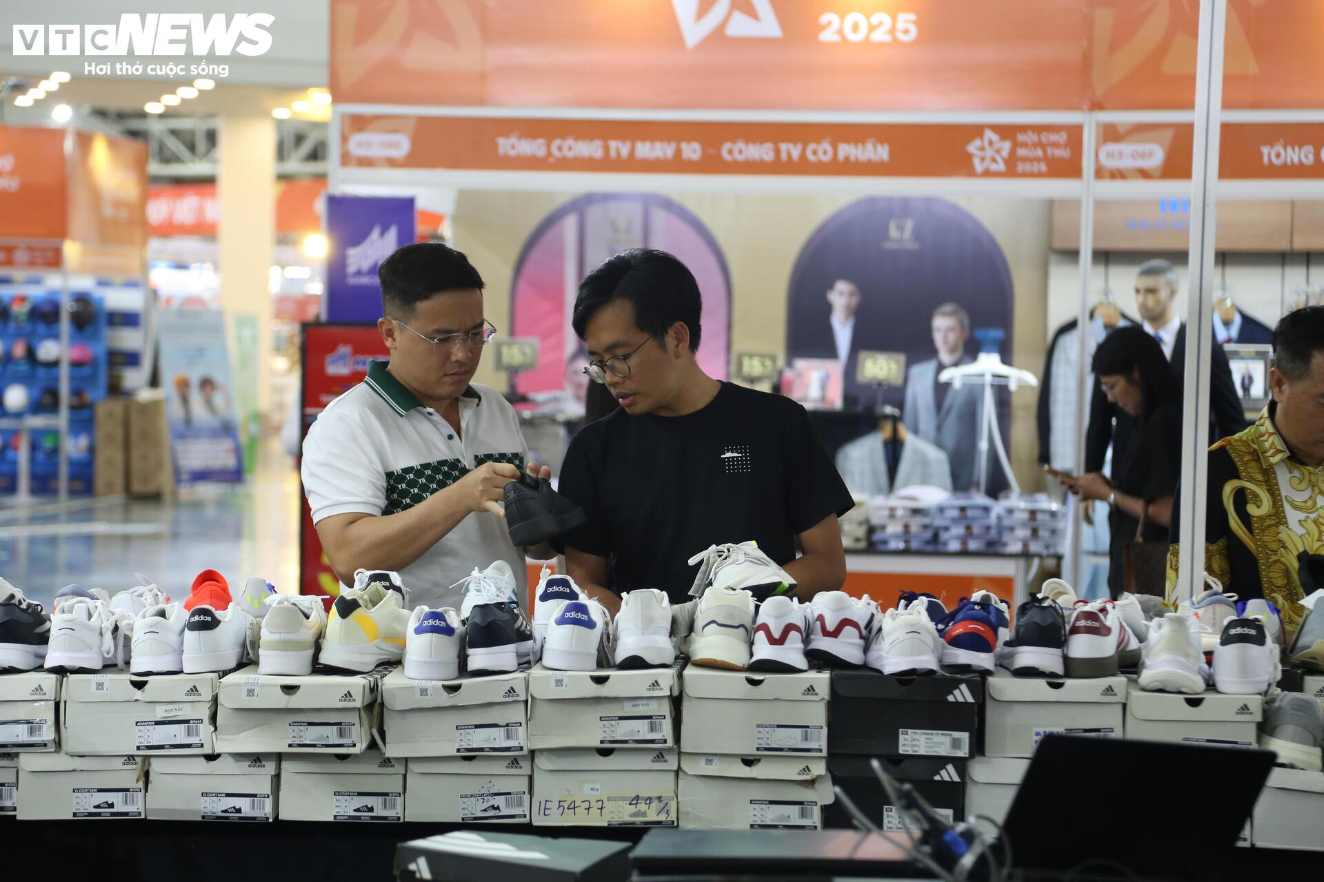 'Thiên đường' mua sắm tại Hội chợ mùa Thu 2025: La liệt hàng giảm giá 'sốc'- Ảnh 5. 'Thiên đường' mua sắm tại Hội chợ mùa Thu 2025: La liệt hàng giảm giá 'sốc'- Ảnh 5.