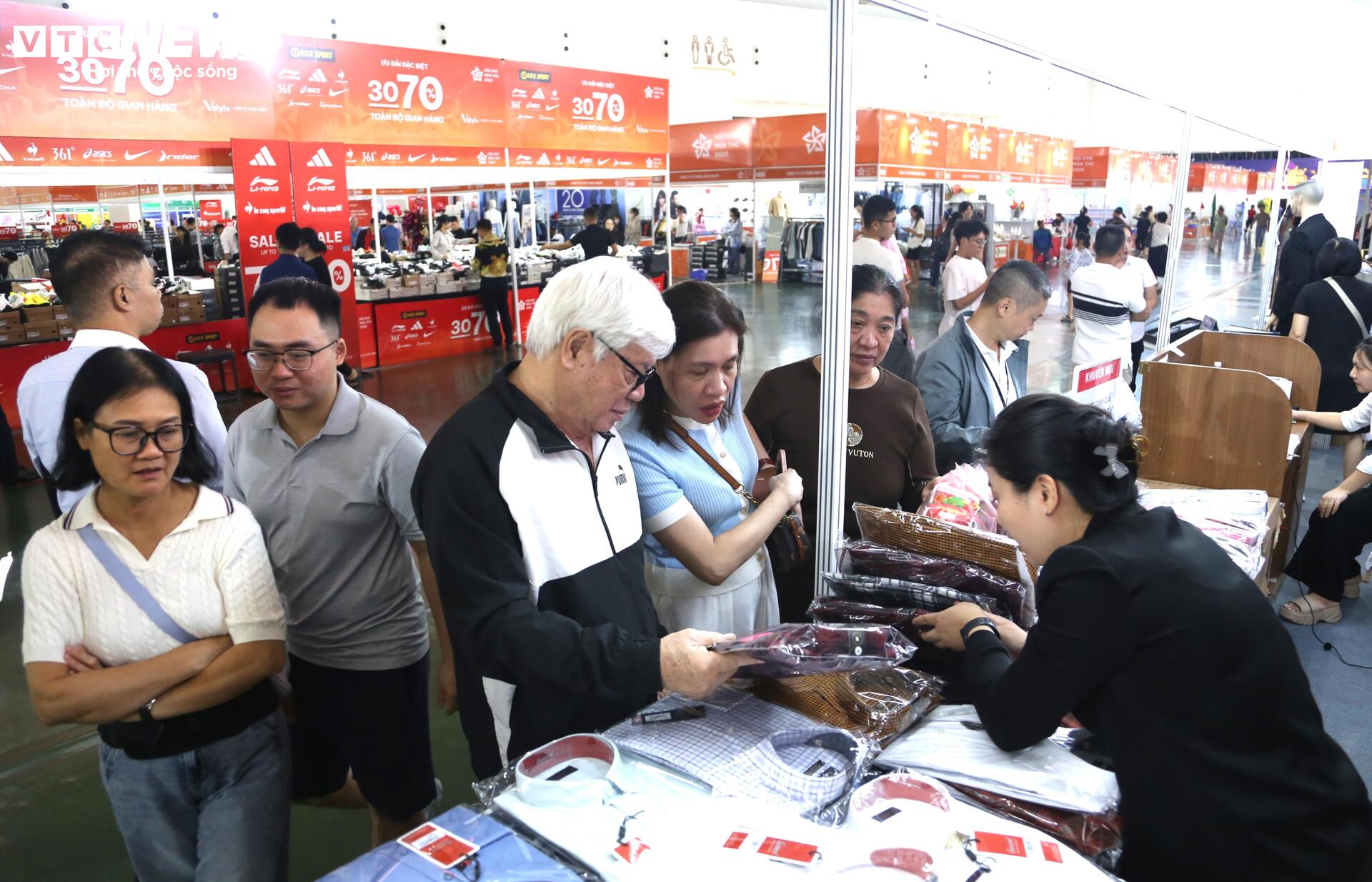 'Thiên đường' mua sắm tại Hội chợ mùa Thu 2025: La liệt hàng giảm giá 'sốc'- Ảnh 1. 'Thiên đường' mua sắm tại Hội chợ mùa Thu 2025: La liệt hàng giảm giá 'sốc'- Ảnh 1.