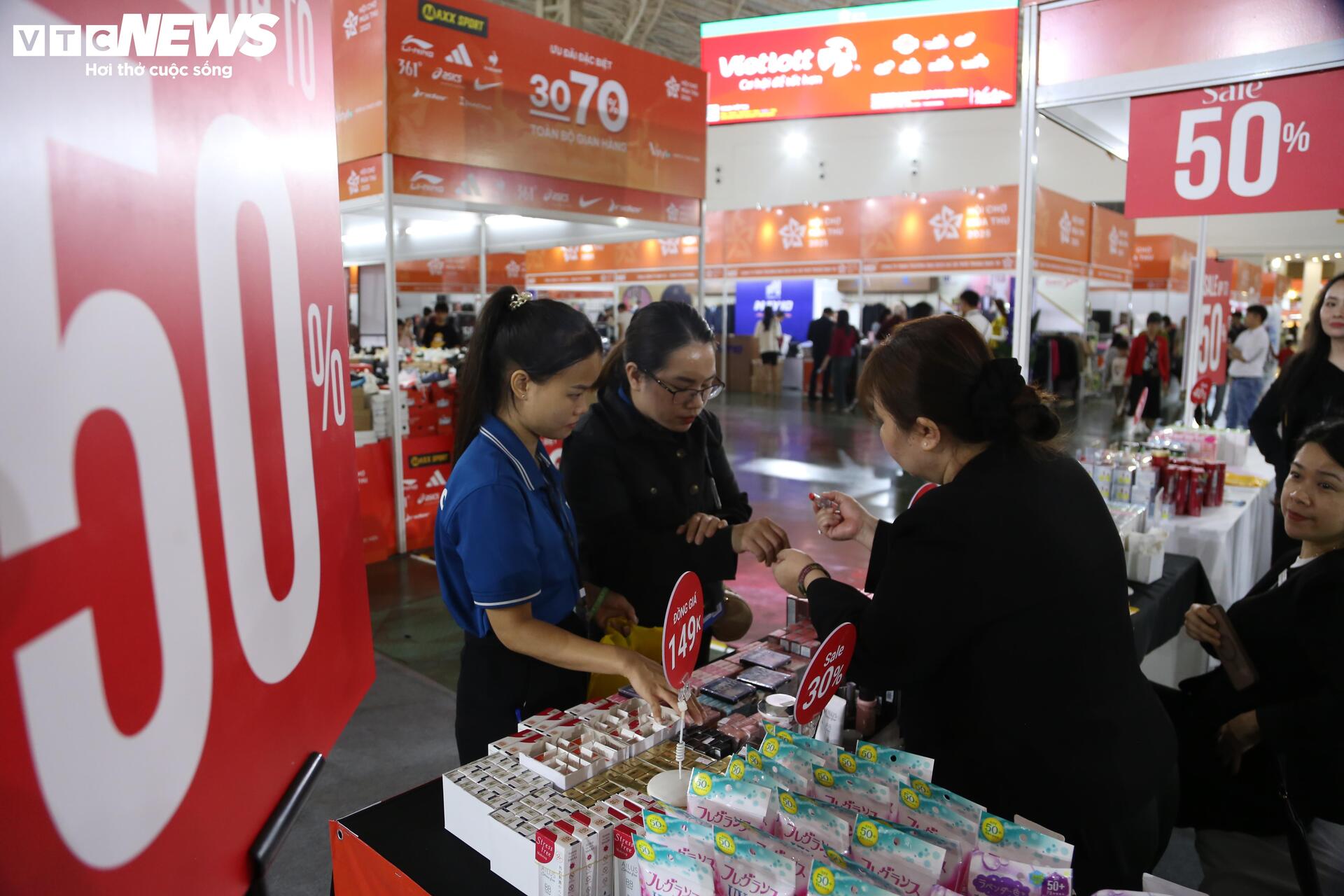 'Thiên đường' mua sắm tại Hội chợ mùa Thu 2025: La liệt hàng giảm giá 'sốc'- Ảnh 7. 'Thiên đường' mua sắm tại Hội chợ mùa Thu 2025: La liệt hàng giảm giá 'sốc'- Ảnh 7.