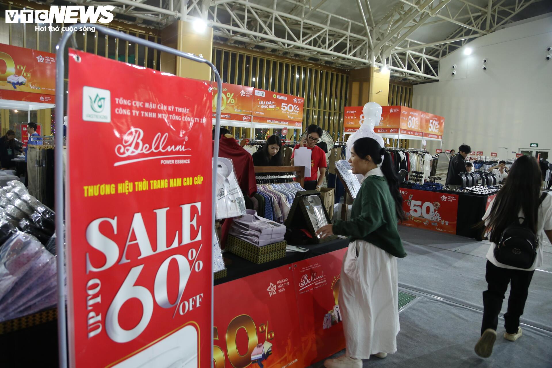 'Thiên đường' mua sắm tại Hội chợ mùa Thu 2025: La liệt hàng giảm giá 'sốc'- Ảnh 10. 'Thiên đường' mua sắm tại Hội chợ mùa Thu 2025: La liệt hàng giảm giá 'sốc'- Ảnh 10.
