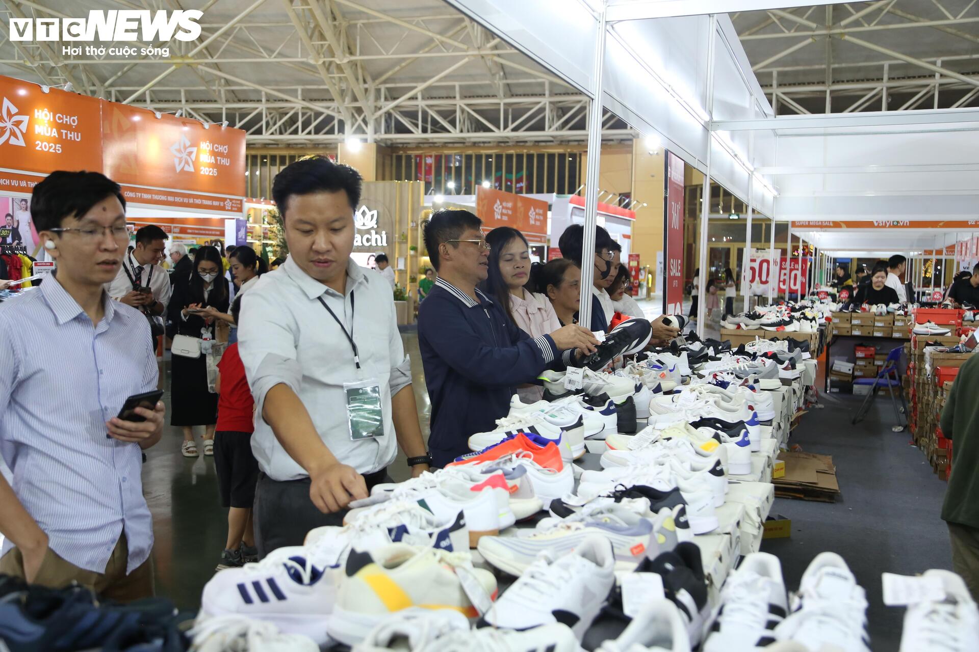 'Thiên đường' mua sắm tại Hội chợ mùa Thu 2025: La liệt hàng giảm giá 'sốc'- Ảnh 3. 'Thiên đường' mua sắm tại Hội chợ mùa Thu 2025: La liệt hàng giảm giá 'sốc'- Ảnh 3.