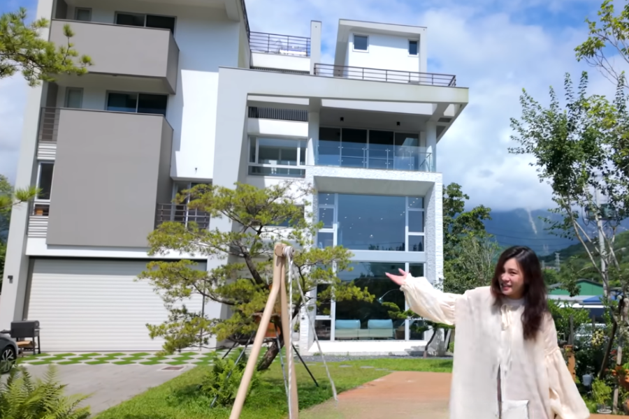 Nữ nghệ sĩ 35 tuổi vừa chăm chồng bệnh nặng vừa xây biệt thự, trả 77 triệu tiền điện vì mắc một sai lầm- Ảnh 1. Nữ nghệ sĩ 35 tuổi vừa chăm chồng bệnh nặng vừa xây biệt thự, trả 77 triệu tiền điện vì mắc một sai lầm- Ảnh 1.