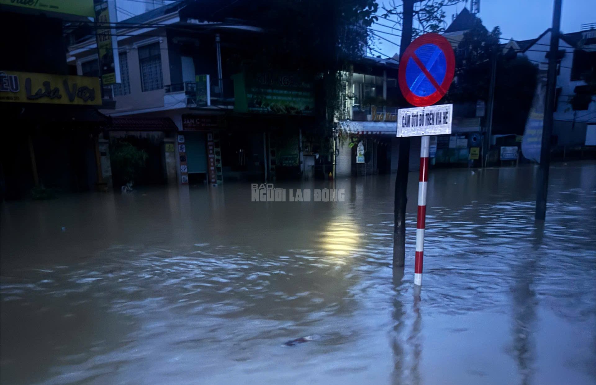 Cận cảnh đường phố Huế khi nước lũ bắt đầu rút- Ảnh 9. Cận cảnh đường phố Huế khi nước lũ bắt đầu rút- Ảnh 9.