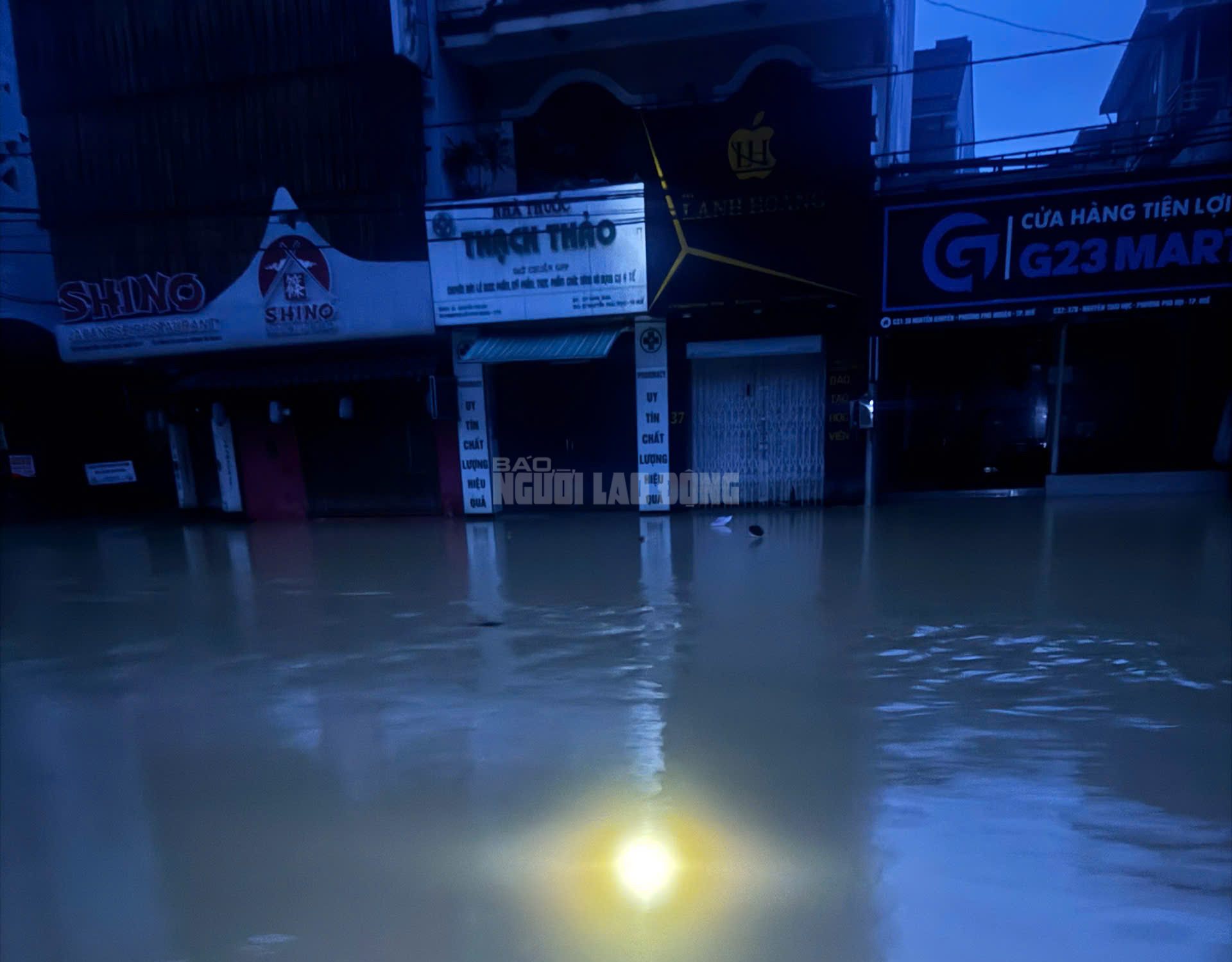 Cận cảnh đường phố Huế khi nước lũ bắt đầu rút- Ảnh 8. Cận cảnh đường phố Huế khi nước lũ bắt đầu rút- Ảnh 8.