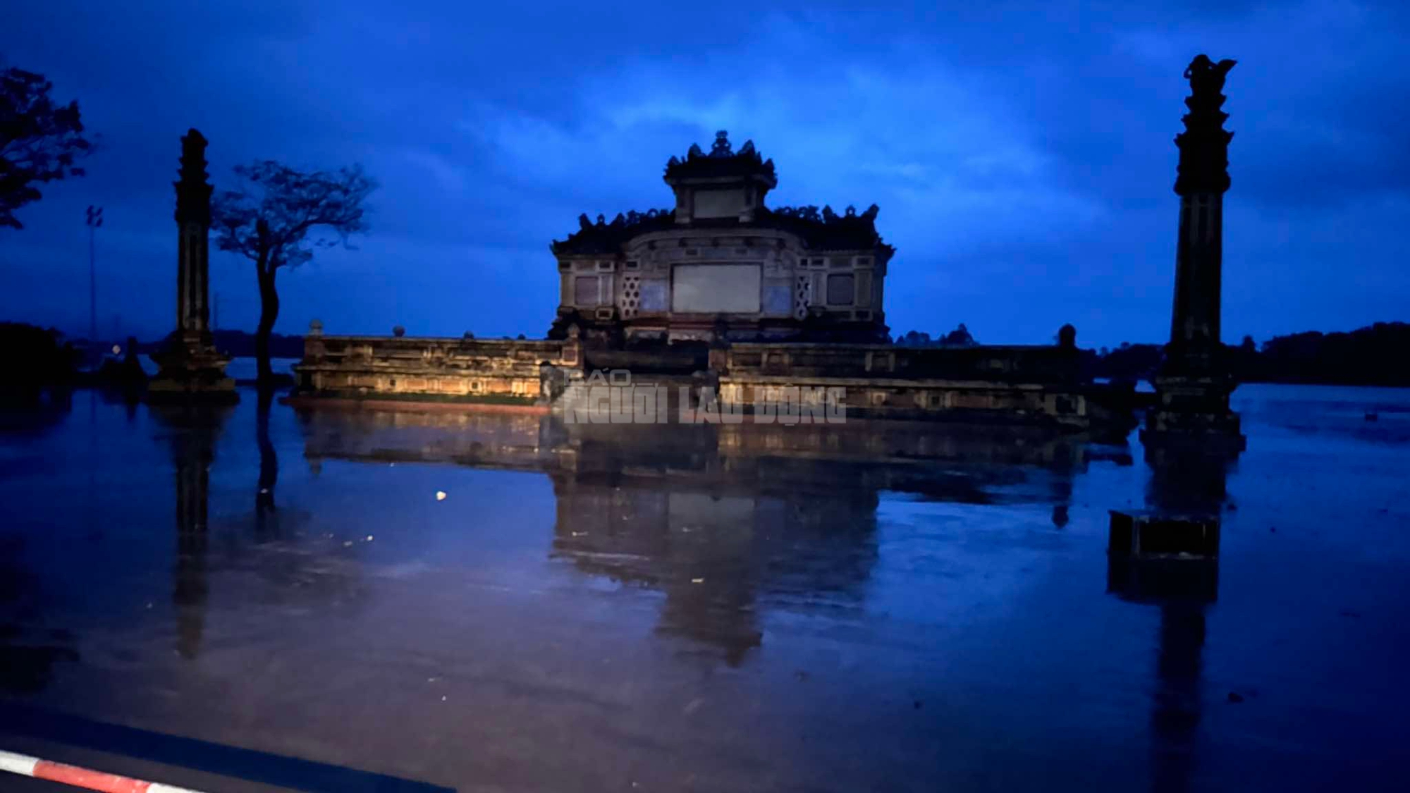 Cận cảnh đường phố Huế khi nước lũ bắt đầu rút- Ảnh 6. Cận cảnh đường phố Huế khi nước lũ bắt đầu rút- Ảnh 6.