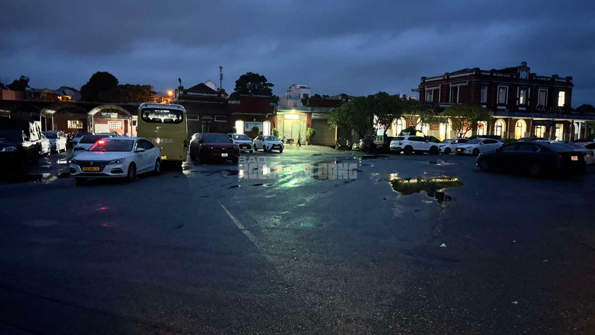 Cận cảnh đường phố Huế khi nước lũ bắt đầu rút- Ảnh 5. Cận cảnh đường phố Huế khi nước lũ bắt đầu rút- Ảnh 5.