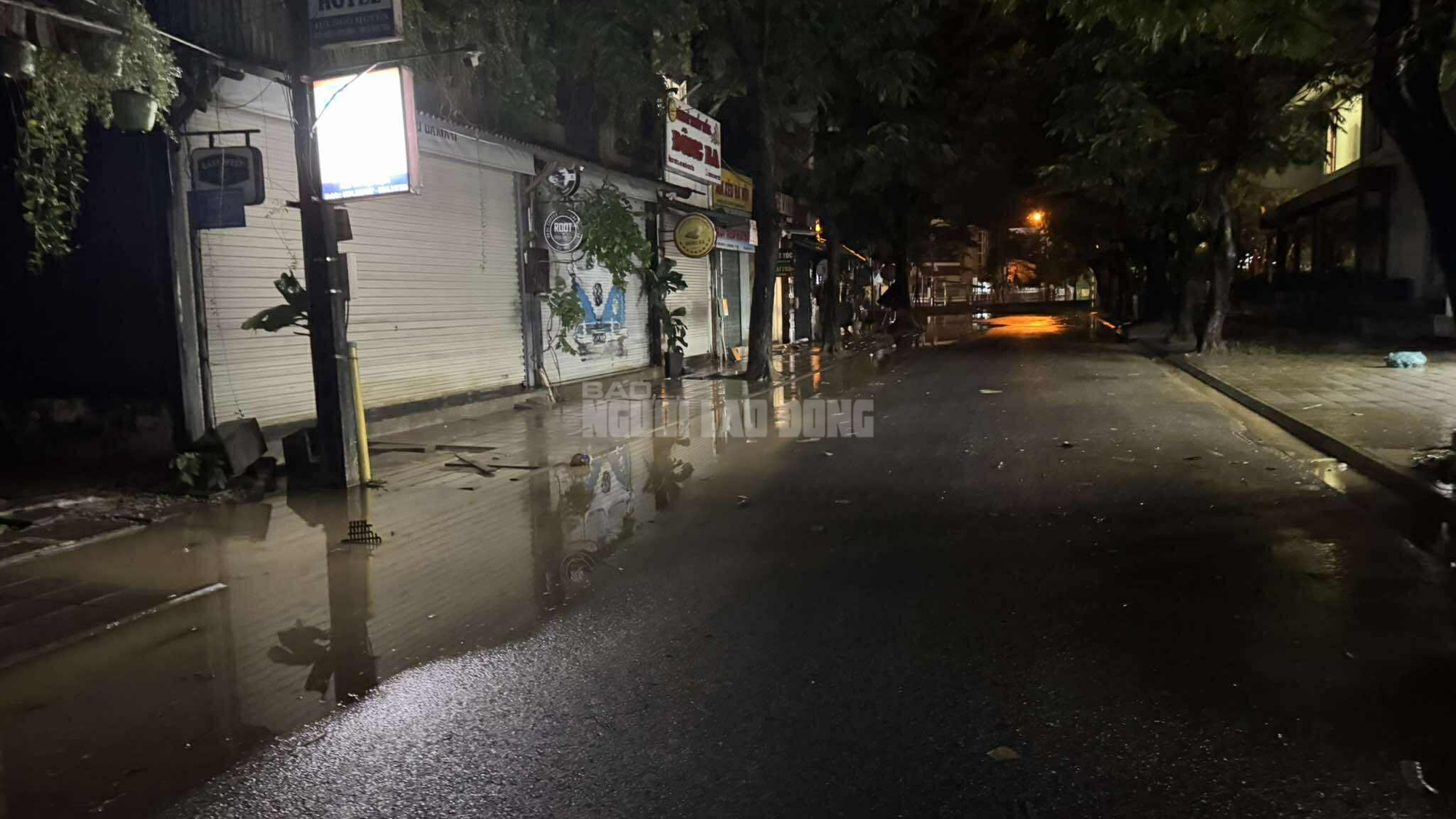 Cận cảnh đường phố Huế khi nước lũ bắt đầu rút- Ảnh 3. Cận cảnh đường phố Huế khi nước lũ bắt đầu rút- Ảnh 3.