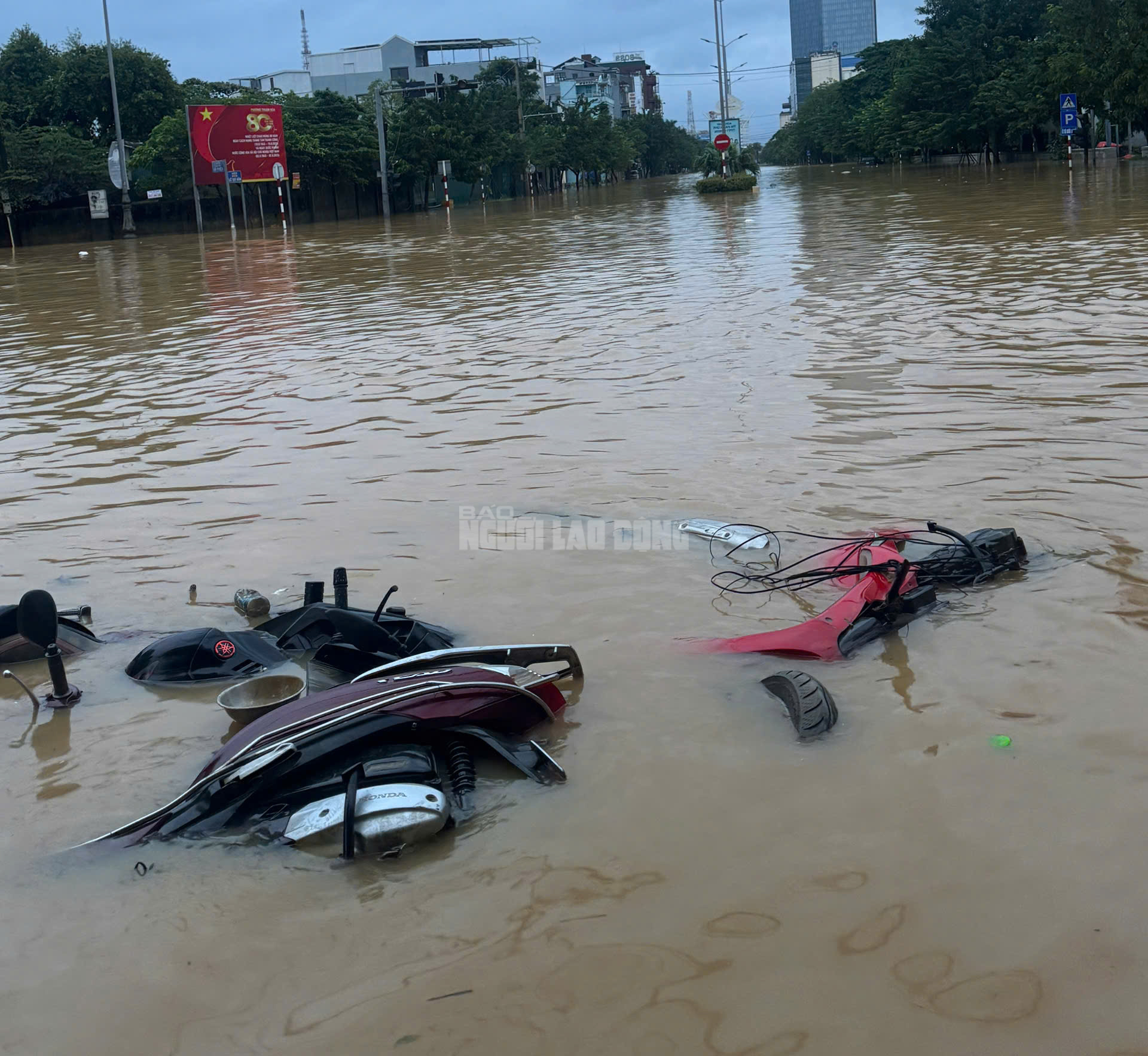 Cận cảnh đường phố Huế khi nước lũ bắt đầu rút- Ảnh 11. Cận cảnh đường phố Huế khi nước lũ bắt đầu rút- Ảnh 11.