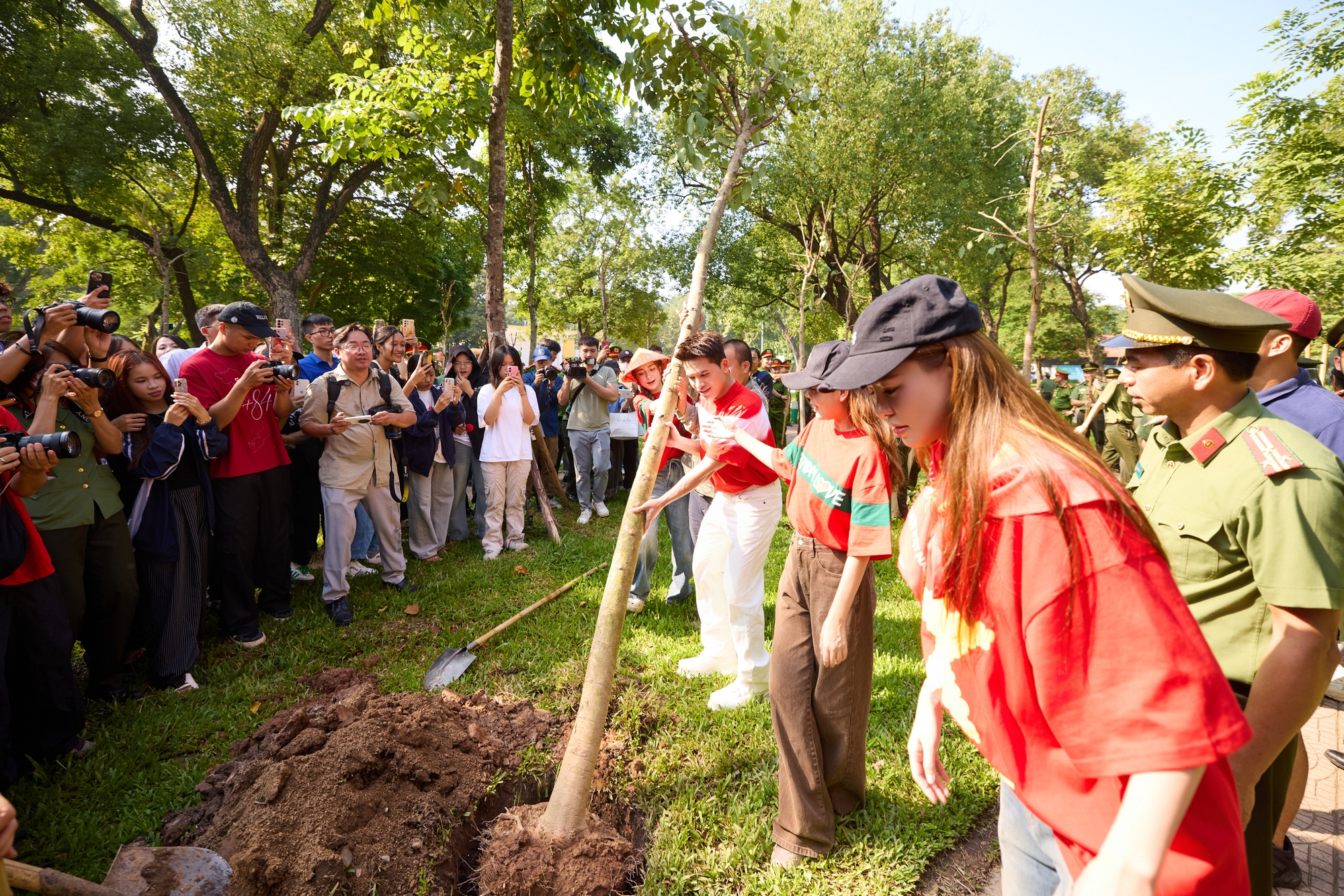Hoà Minzy, Phạm Quỳnh Anh chung tay làm 1 việc đặc biệt, nhưng spotlight thuộc về 1 Anh trai- Ảnh 3. Hoà Minzy, Phạm Quỳnh Anh chung tay làm 1 việc đặc biệt, nhưng spotlight thuộc về 1 Anh trai- Ảnh 3.