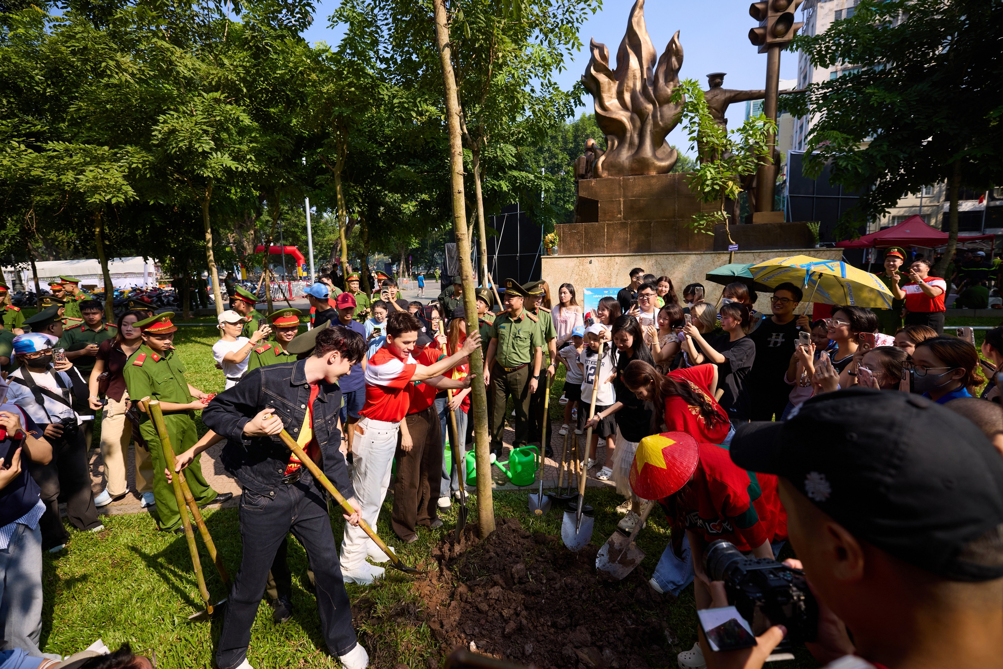 Hoà Minzy, Phạm Quỳnh Anh chung tay làm 1 việc đặc biệt, nhưng spotlight thuộc về 1 Anh trai- Ảnh 4. Hoà Minzy, Phạm Quỳnh Anh chung tay làm 1 việc đặc biệt, nhưng spotlight thuộc về 1 Anh trai- Ảnh 4.