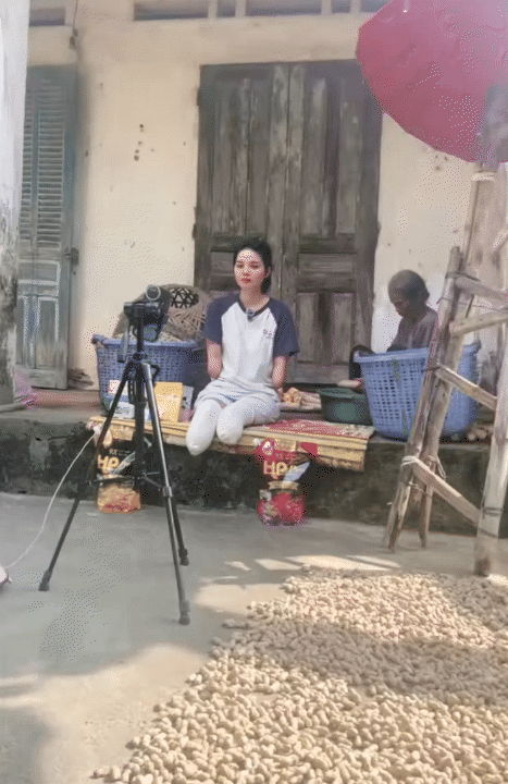 NGA TÍCH CỰC - Kênh Tiktok của mẹ 2 con mất tứ chi sau cơn bạo bệnh: Kiên cường tập luyện với đôi chân  NGA TÍCH CỰC - Kênh Tiktok của mẹ 2 con mất tứ chi sau cơn bạo bệnh: Kiên cường tập luyện với đôi chân