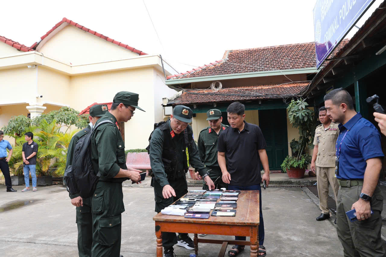 Giả danh shipper, công an, quân đội chiếm đoạt hơn 300 tỉ đồng của 8.000 bị hại- Ảnh 2. Giả danh shipper, công an, quân đội chiếm đoạt hơn 300 tỉ đồng của 8.000 bị hại- Ảnh 2.