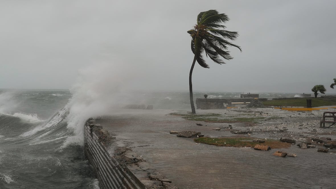 Siêu bão "quái vật" Melissa vò nát sân bay, khiến một quốc gia tuyên bố tình trạng thảm hoạ- Ảnh 1. Siêu bão "quái vật" Melissa vò nát sân bay, khiến một quốc gia tuyên bố tình trạng thảm hoạ- Ảnh 1.