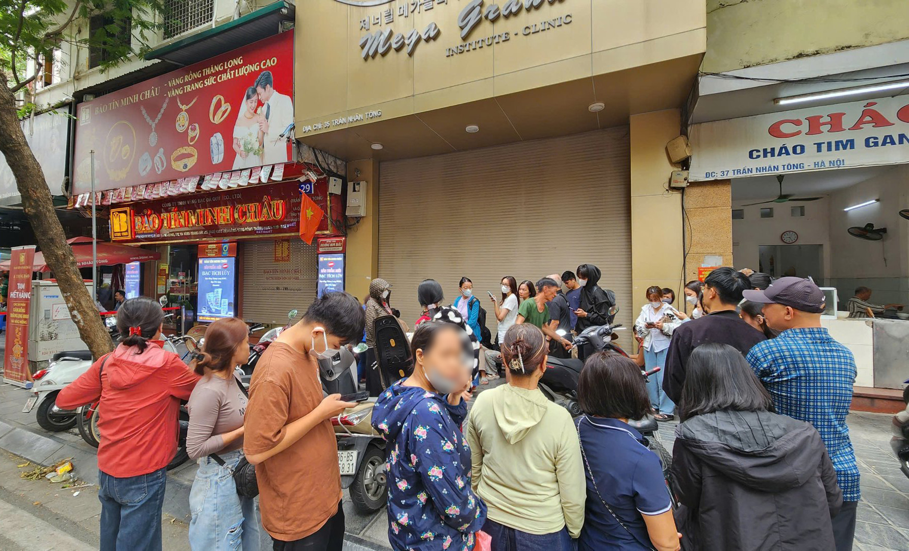 Người phụ nữ ở Hà Nội mang 120 chỉ vàng đi bán đúng ngày giá “tuột dốc”, tiết lộ giá mua vào mà choáng- Ảnh 1.