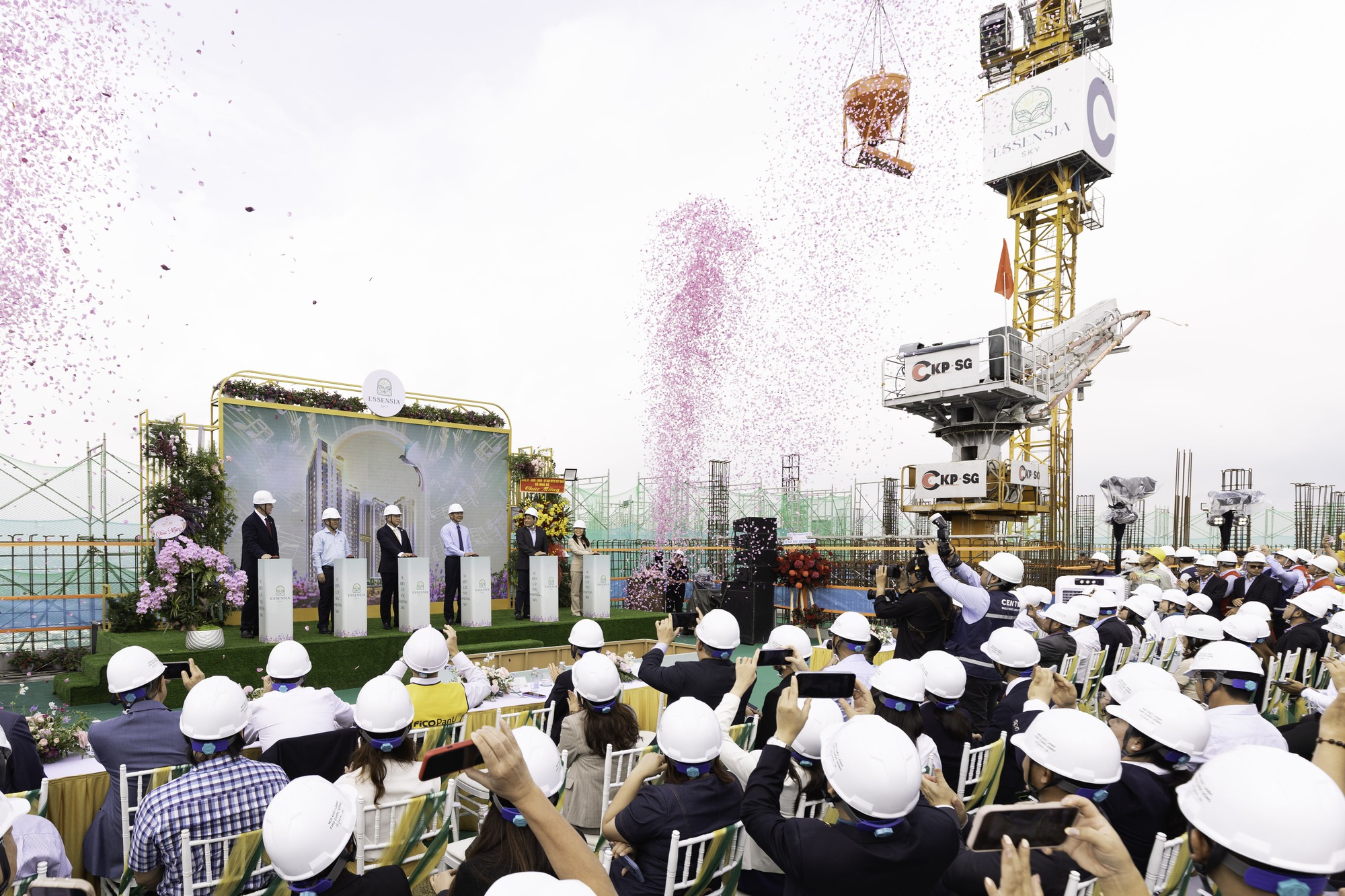 Phú Long cất nóc tháp đôi căn hộ Essensia Sky- Ảnh 1.