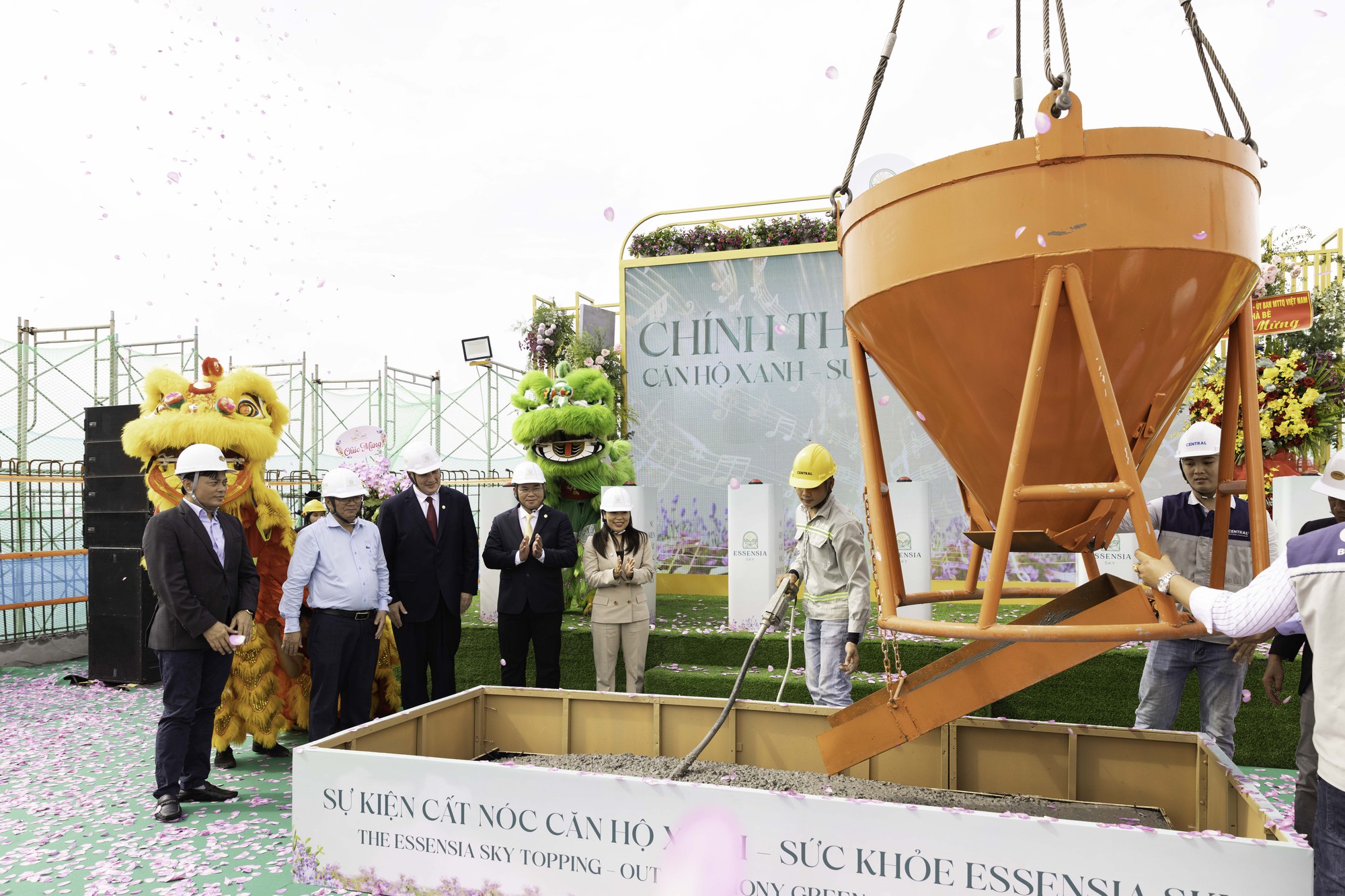 Phú Long cất nóc tháp đôi căn hộ Essensia Sky- Ảnh 2.
