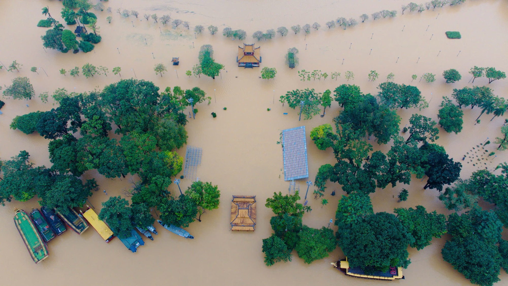 Lũ trên sông tiếp tục lên, đợt mưa lớn nhất lịch sử bao giờ kết thúc?- Ảnh 2. Lũ trên sông tiếp tục lên, đợt mưa lớn nhất lịch sử bao giờ kết thúc?- Ảnh 2.