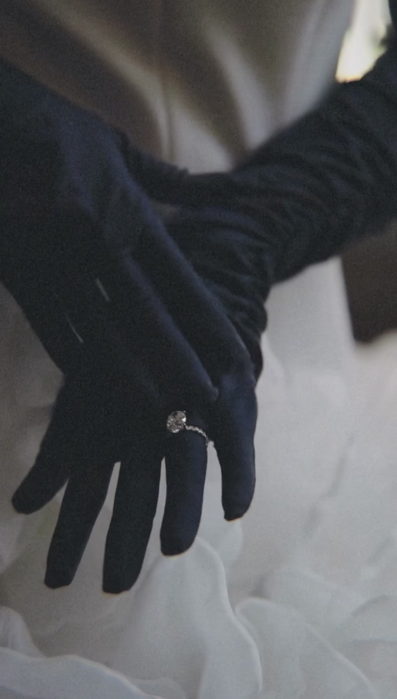 Ảnh cưới nét căng của em chồng Hà Tăng lên thẳng tạp chí châu Âu: Váy và nhẫn cưới  Ảnh cưới nét căng của em chồng Hà Tăng lên thẳng tạp chí châu Âu: Váy và nhẫn cưới