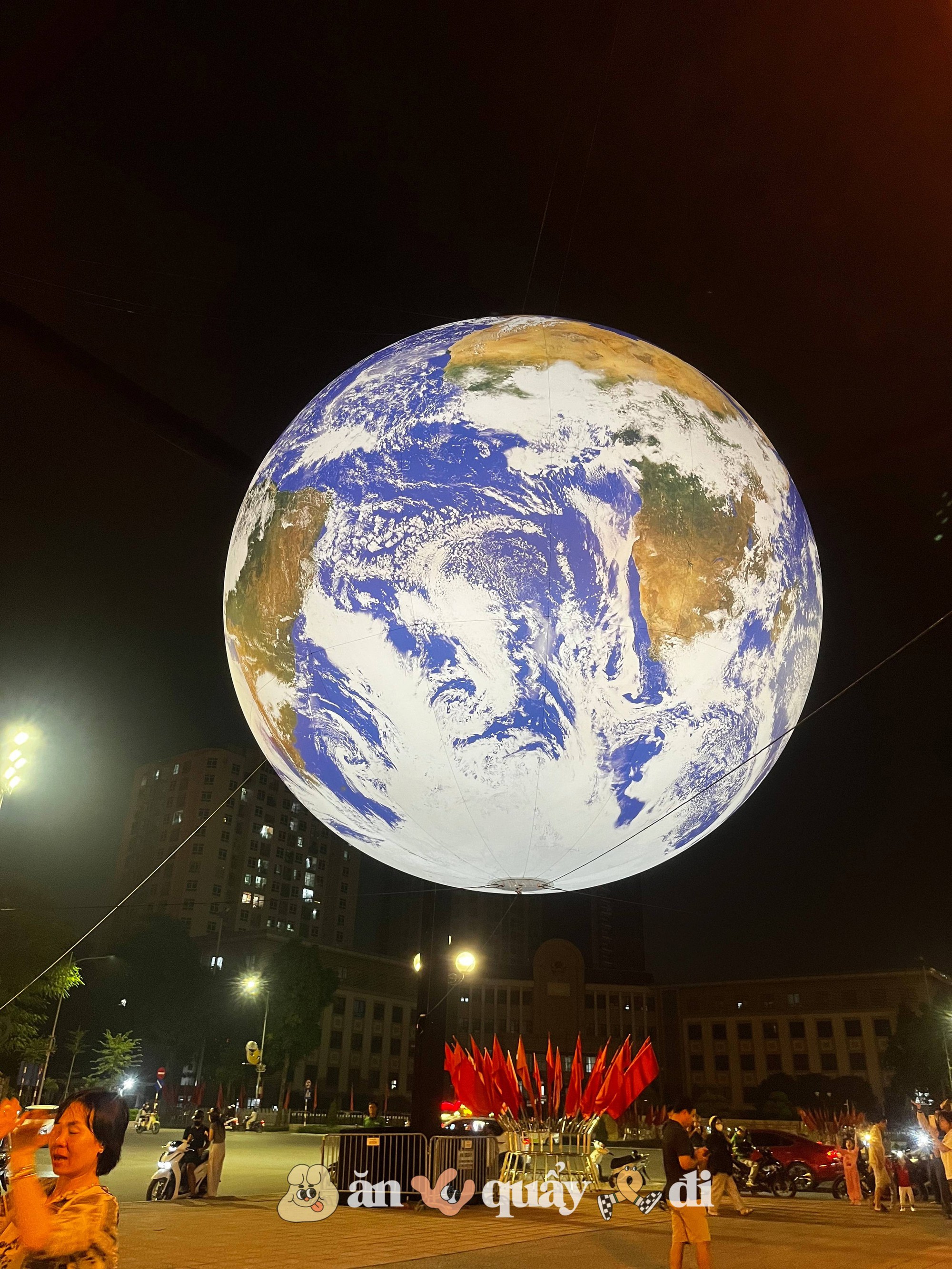 [Clip] Xuất hiện quả địa cầu đường kính 7 mét tại Hồ Tây, dân tình ồ ạt kéo tới chụp ảnh- Ảnh 1.