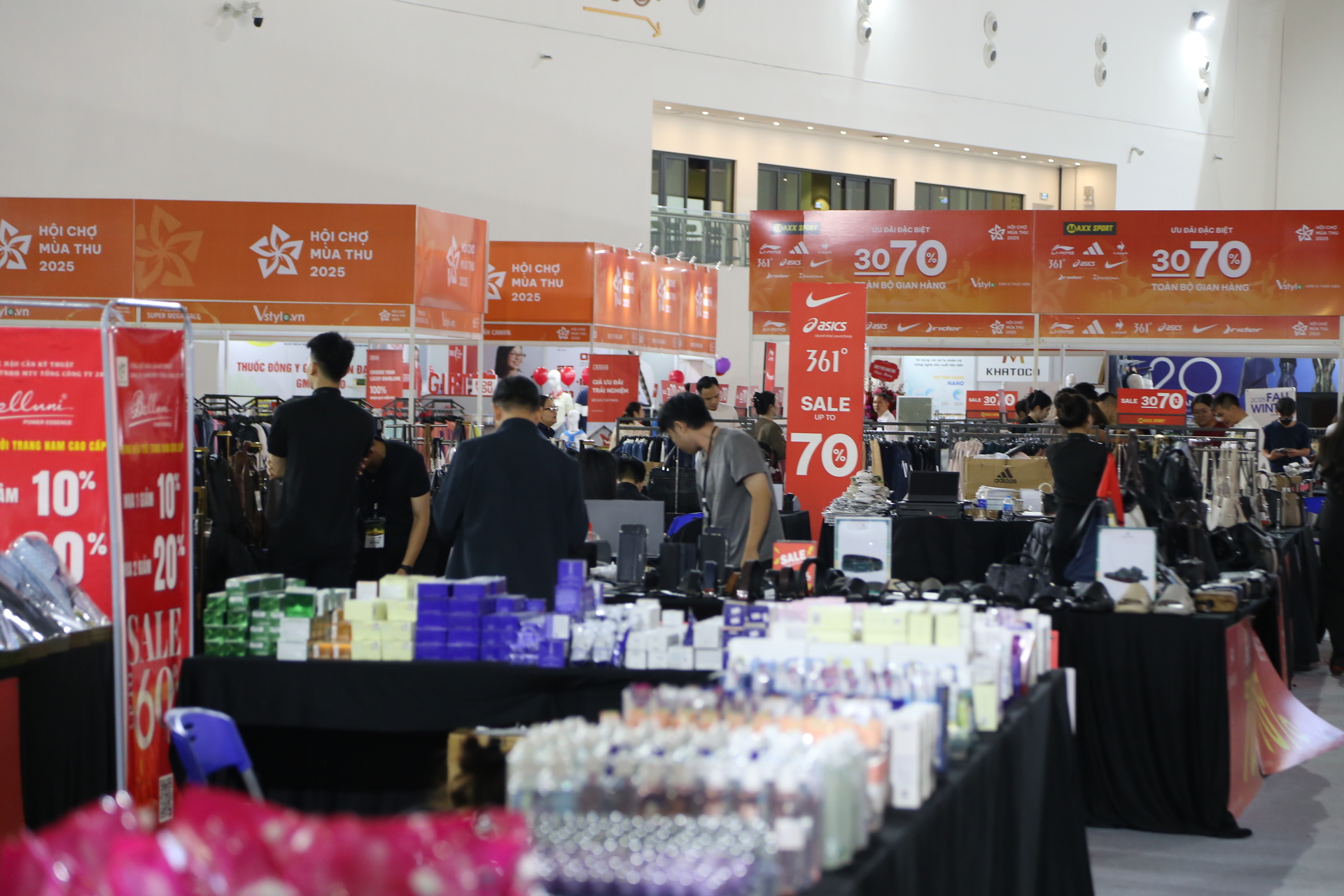 'Thiên đường' mua sắm tại Hội chợ mùa Thu 2025: La liệt hàng giảm giá 'sốc'- Ảnh 9. 'Thiên đường' mua sắm tại Hội chợ mùa Thu 2025: La liệt hàng giảm giá 'sốc'- Ảnh 9.