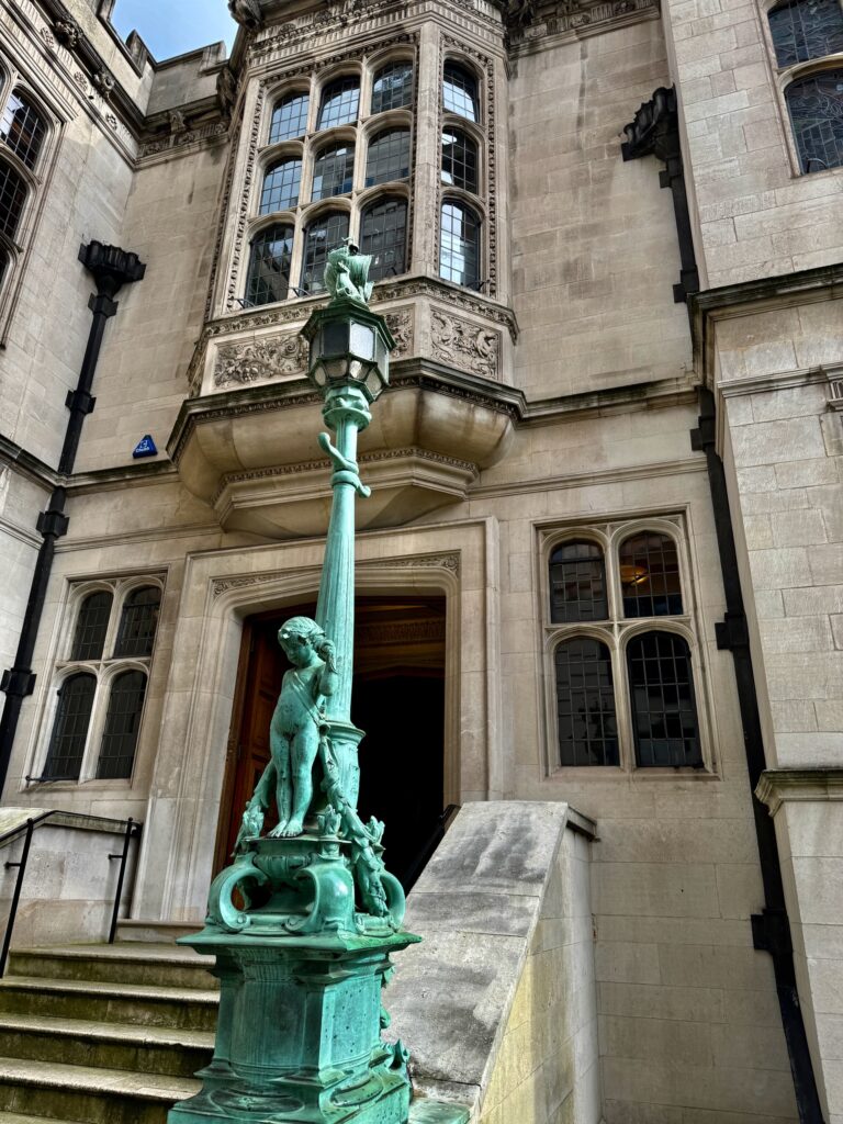 Biệt thự cổ Tiên Nguyễn và chồng chụp ảnh cưới cất giữ "kho báu của người giàu nhất thế giới"- Ảnh 2. Biệt thự cổ Tiên Nguyễn và chồng chụp ảnh cưới cất giữ "kho báu của người giàu nhất thế giới"- Ảnh 2.