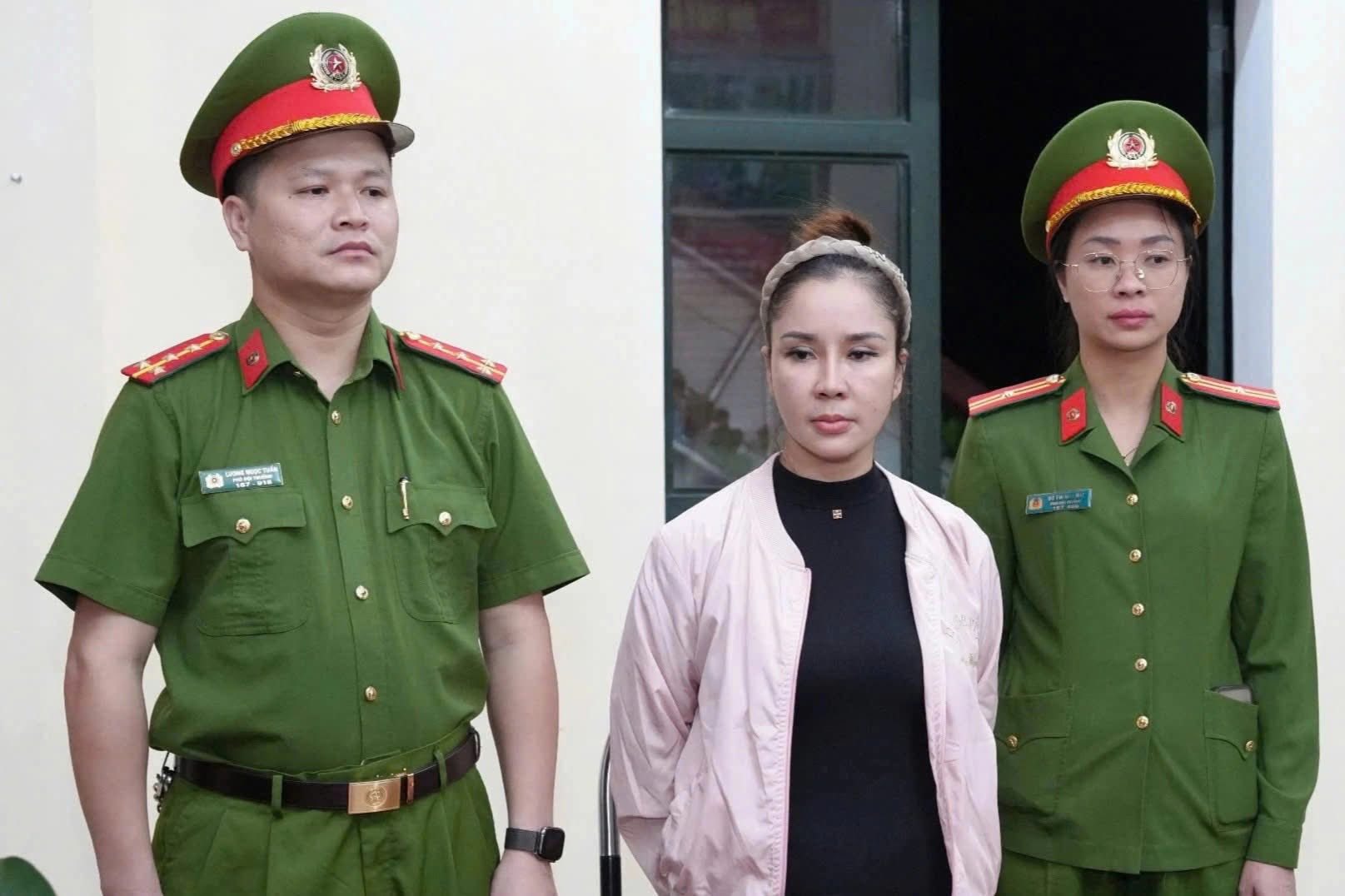 Một nữ hiệu trưởng bị bắt- Ảnh 1. Một nữ hiệu trưởng bị bắt- Ảnh 1.