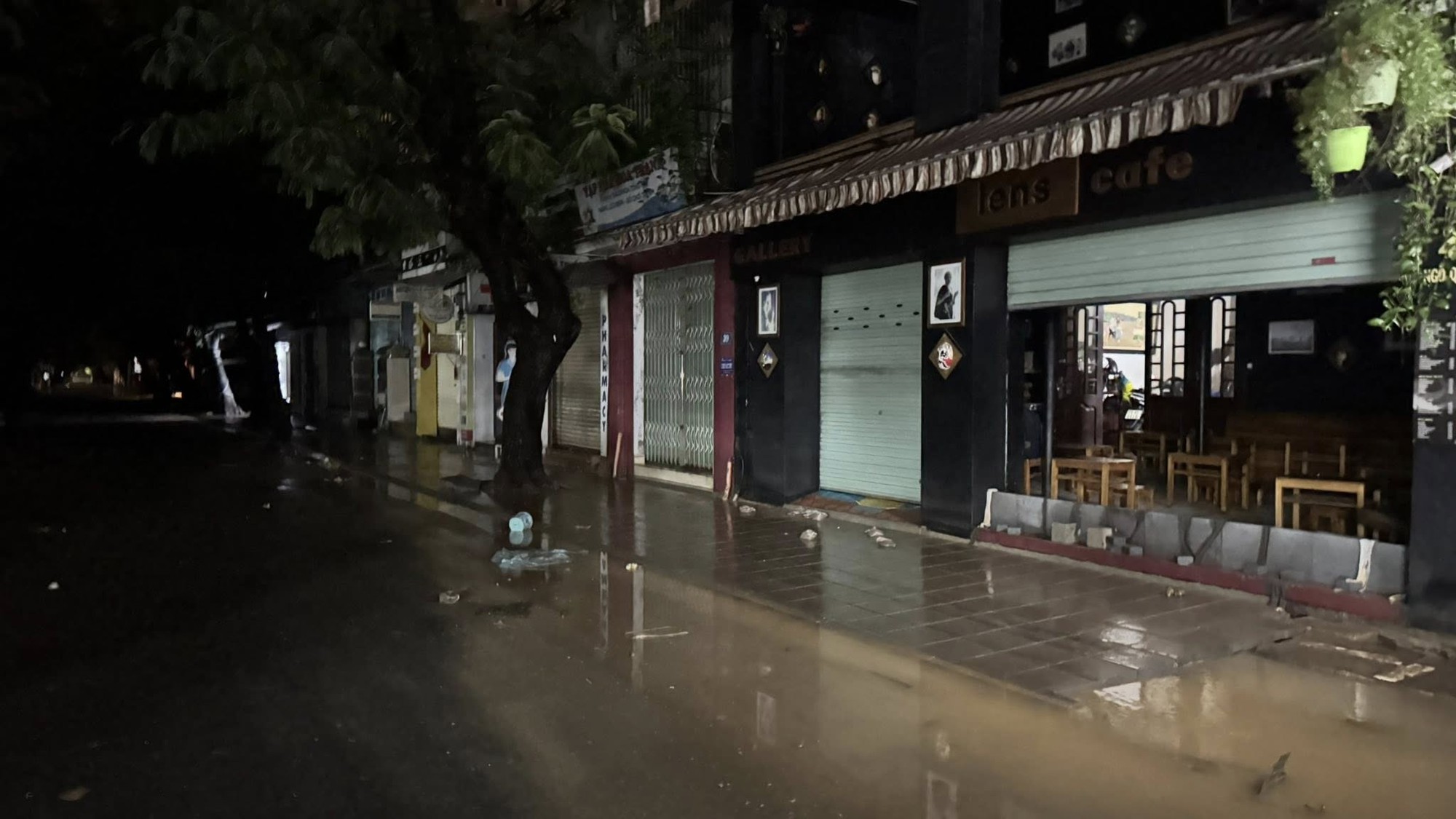 Cận cảnh đường phố Huế khi nước lũ bắt đầu rút- Ảnh 1. Cận cảnh đường phố Huế khi nước lũ bắt đầu rút- Ảnh 1.