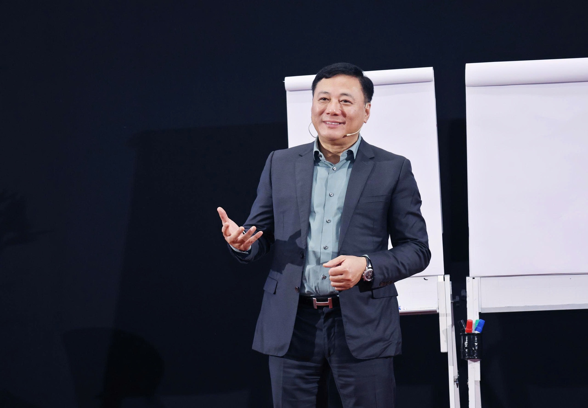 Thấm thía cách giáo dục của Chủ tịch Alphanam Nguyễn Tuấn Hải: "Tôi dạy con coi thử thách là ớt, là chanh để bát phở thêm ngon"- Ảnh 1. Thấm thía cách giáo dục của Chủ tịch Alphanam Nguyễn Tuấn Hải: "Tôi dạy con coi thử thách là ớt, là chanh để bát phở thêm ngon"- Ảnh 1.