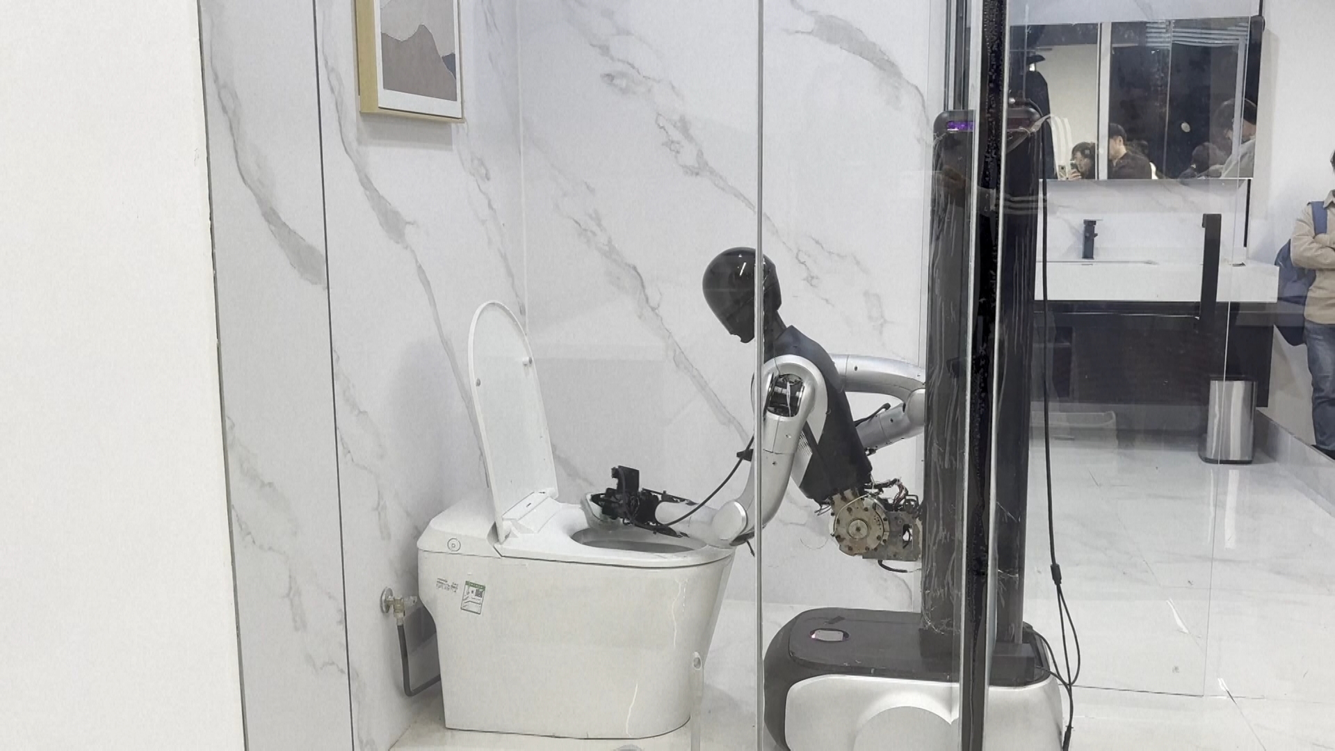 Robot Trung Quốc khiến thế giới sững sờ: Từ cọ bồn cầu đến chơi đàn piano như nghệ sĩ- Ảnh 2. Robot Trung Quốc khiến thế giới sững sờ: Từ cọ bồn cầu đến chơi đàn piano như nghệ sĩ- Ảnh 2.