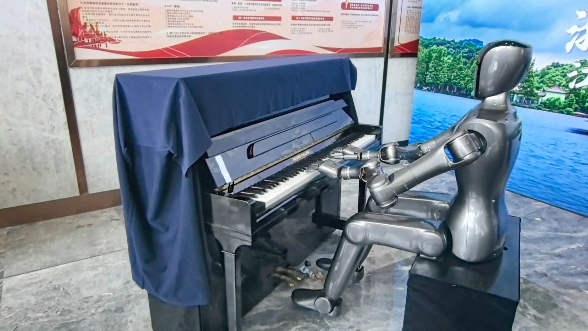 Robot Trung Quốc khiến thế giới sững sờ: Từ cọ bồn cầu đến chơi đàn piano như nghệ sĩ- Ảnh 1. Robot Trung Quốc khiến thế giới sững sờ: Từ cọ bồn cầu đến chơi đàn piano như nghệ sĩ- Ảnh 1.