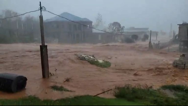 Siêu bão "quái vật" Melissa vò nát sân bay, khiến một quốc gia tuyên bố tình trạng thảm hoạ- Ảnh 2. Siêu bão "quái vật" Melissa vò nát sân bay, khiến một quốc gia tuyên bố tình trạng thảm hoạ- Ảnh 2.