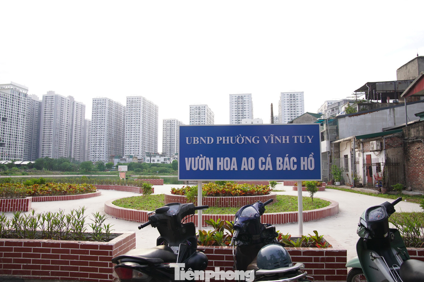 Lều lán, nhà tôn trái phép hóa vườn hoa tại khu chung cư đông đúc bậc nhất Thủ đô- Ảnh 3. Lều lán, nhà tôn trái phép hóa vườn hoa tại khu chung cư đông đúc bậc nhất Thủ đô- Ảnh 3.