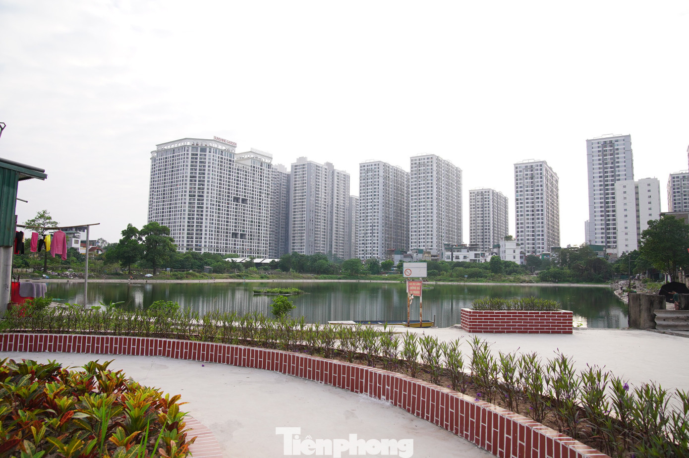 Lều lán, nhà tôn trái phép hóa vườn hoa tại khu chung cư đông đúc bậc nhất Thủ đô- Ảnh 1. Lều lán, nhà tôn trái phép hóa vườn hoa tại khu chung cư đông đúc bậc nhất Thủ đô- Ảnh 1.