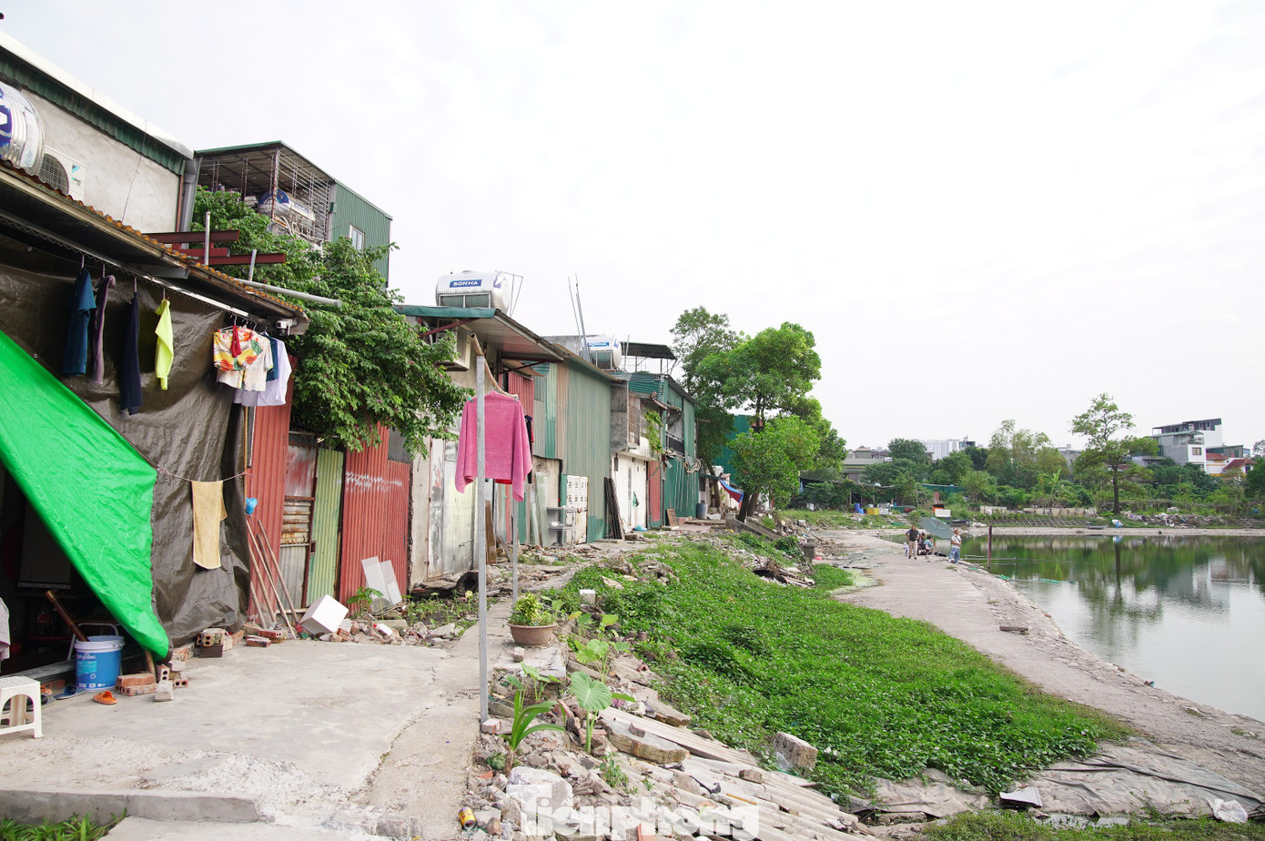 Lều lán, nhà tôn trái phép hóa vườn hoa tại khu chung cư đông đúc bậc nhất Thủ đô- Ảnh 10. Lều lán, nhà tôn trái phép hóa vườn hoa tại khu chung cư đông đúc bậc nhất Thủ đô- Ảnh 10.