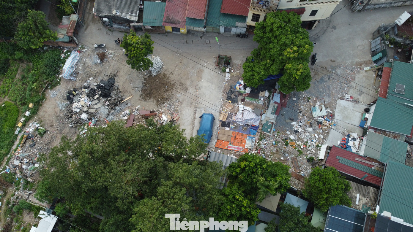 Lều lán, nhà tôn trái phép hóa vườn hoa tại khu chung cư đông đúc bậc nhất Thủ đô- Ảnh 5. Lều lán, nhà tôn trái phép hóa vườn hoa tại khu chung cư đông đúc bậc nhất Thủ đô- Ảnh 5.