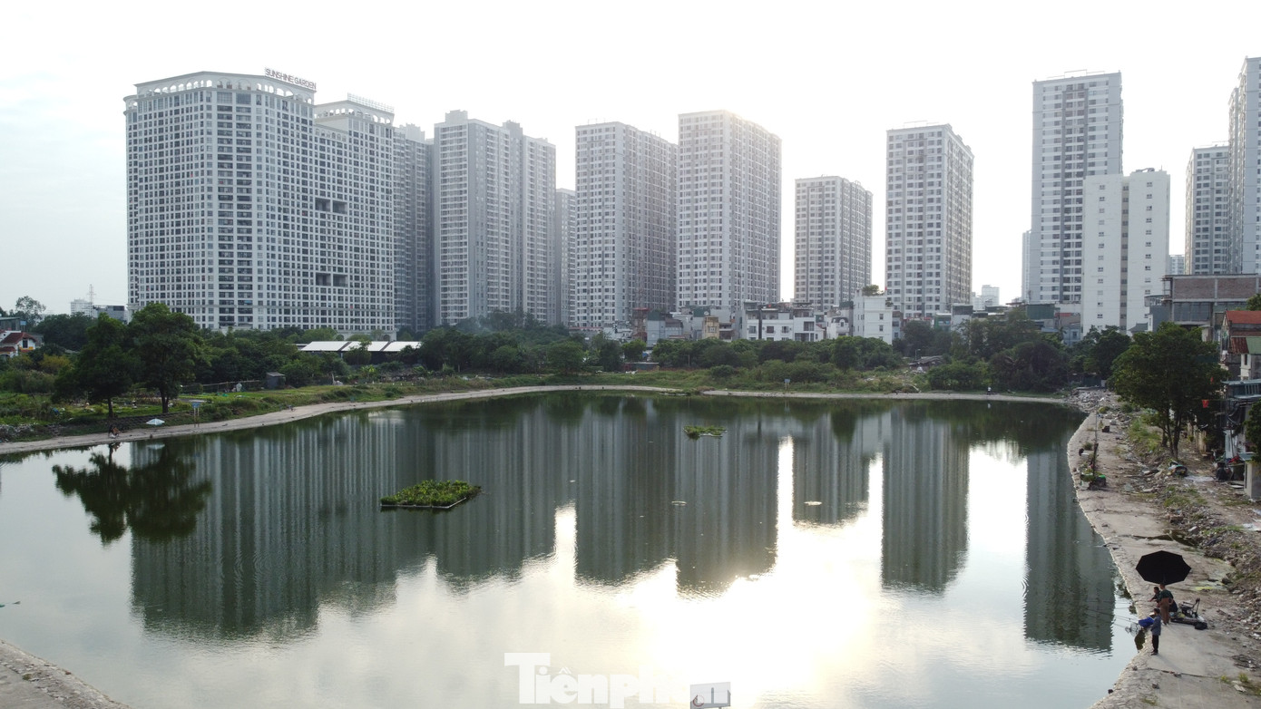 Lều lán, nhà tôn trái phép hóa vườn hoa tại khu chung cư đông đúc bậc nhất Thủ đô- Ảnh 14. Lều lán, nhà tôn trái phép hóa vườn hoa tại khu chung cư đông đúc bậc nhất Thủ đô- Ảnh 14.