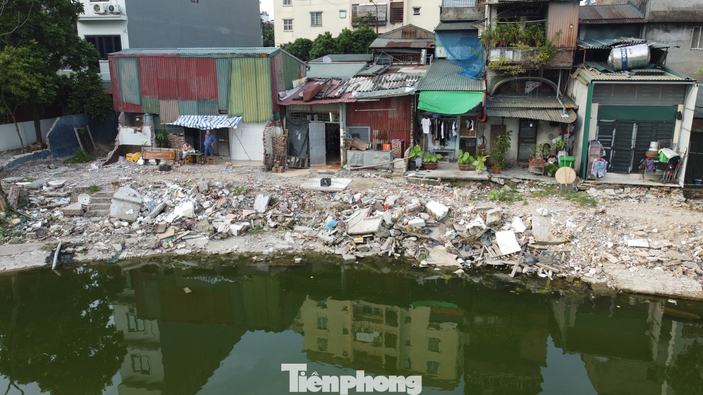 Lều lán, nhà tôn trái phép hóa vườn hoa tại khu chung cư đông đúc bậc nhất Thủ đô- Ảnh 13. Lều lán, nhà tôn trái phép hóa vườn hoa tại khu chung cư đông đúc bậc nhất Thủ đô- Ảnh 13.