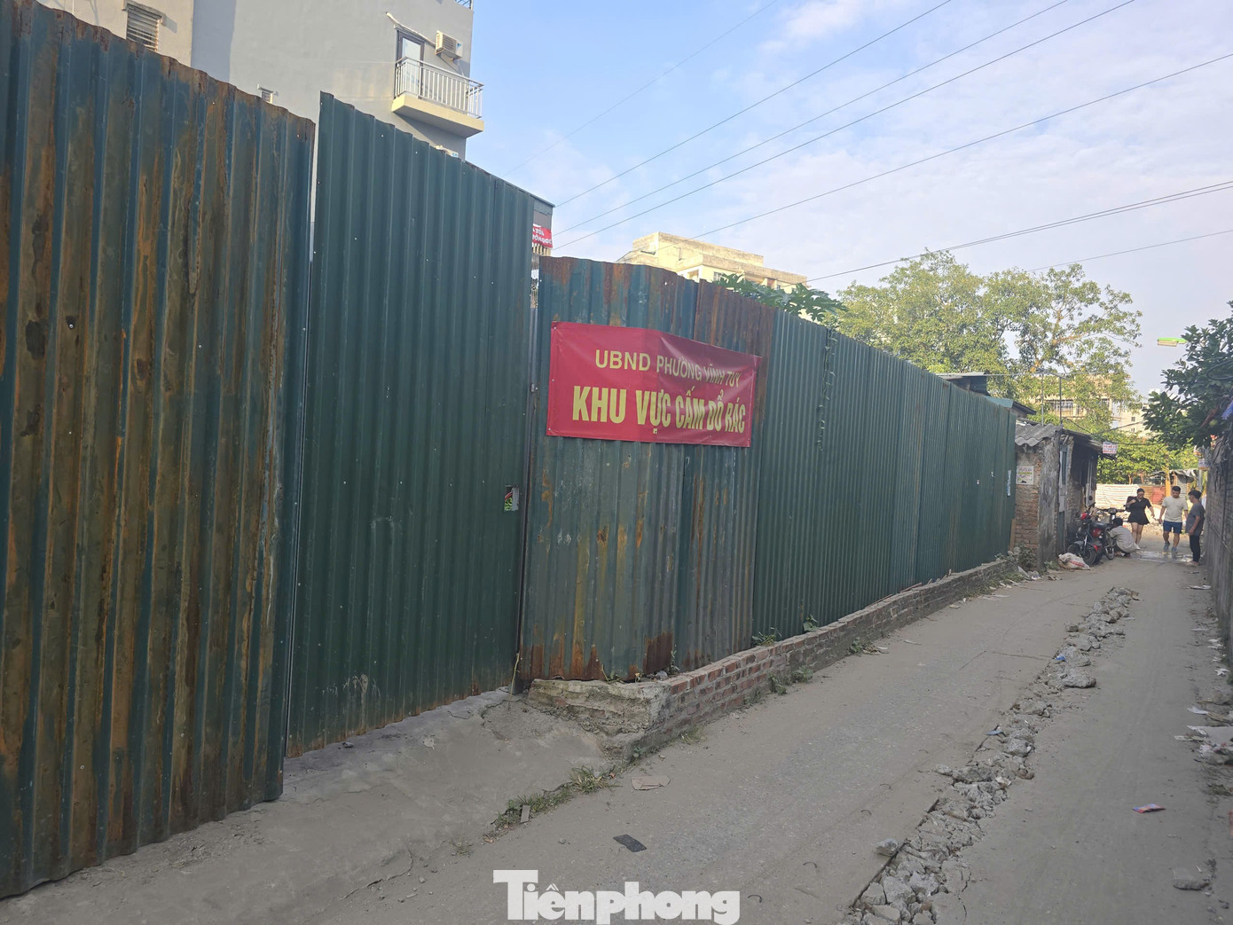 Lều lán, nhà tôn trái phép hóa vườn hoa tại khu chung cư đông đúc bậc nhất Thủ đô- Ảnh 9. Lều lán, nhà tôn trái phép hóa vườn hoa tại khu chung cư đông đúc bậc nhất Thủ đô- Ảnh 9.