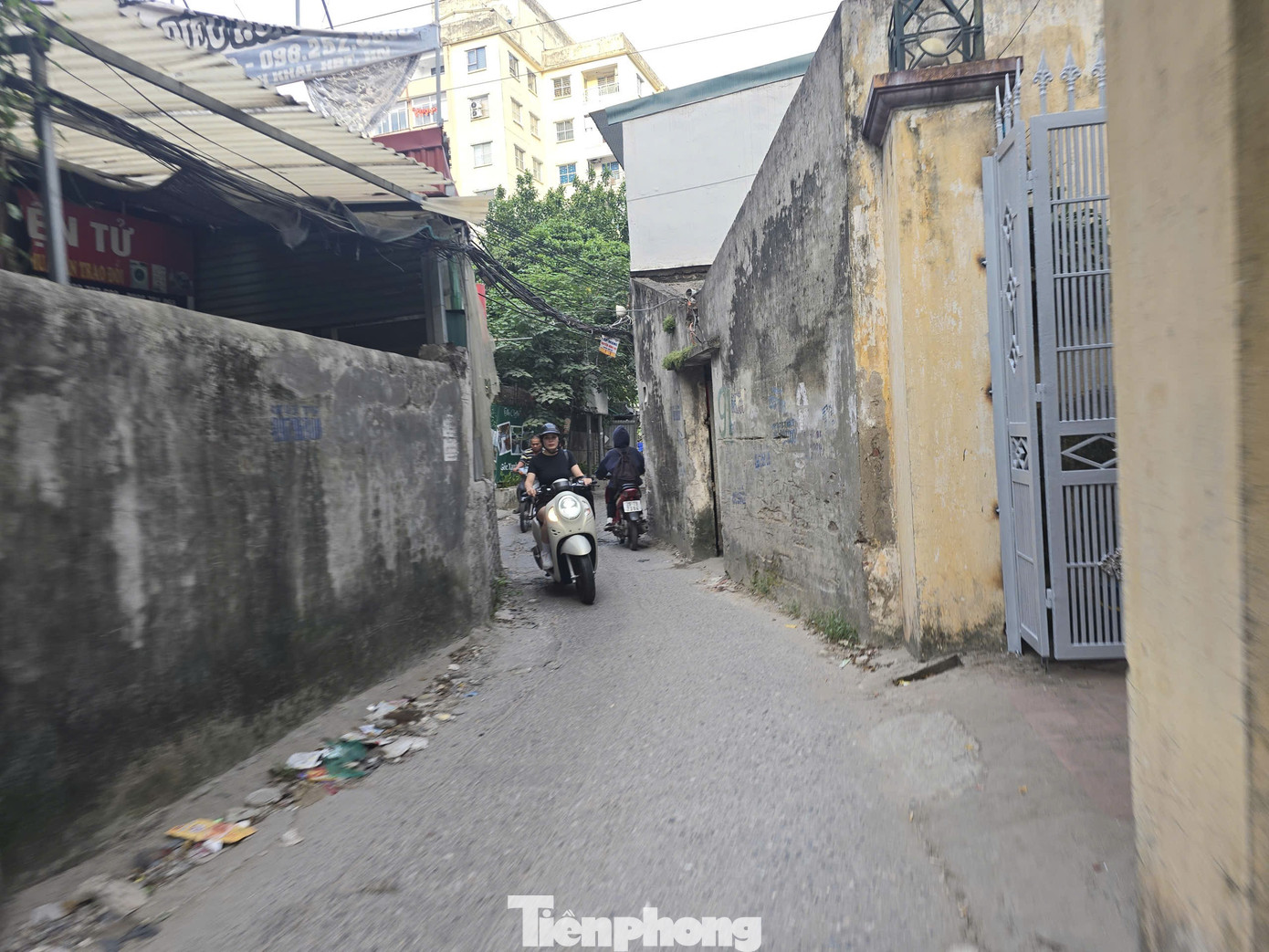 Lều lán, nhà tôn trái phép hóa vườn hoa tại khu chung cư đông đúc bậc nhất Thủ đô- Ảnh 7. Lều lán, nhà tôn trái phép hóa vườn hoa tại khu chung cư đông đúc bậc nhất Thủ đô- Ảnh 7.