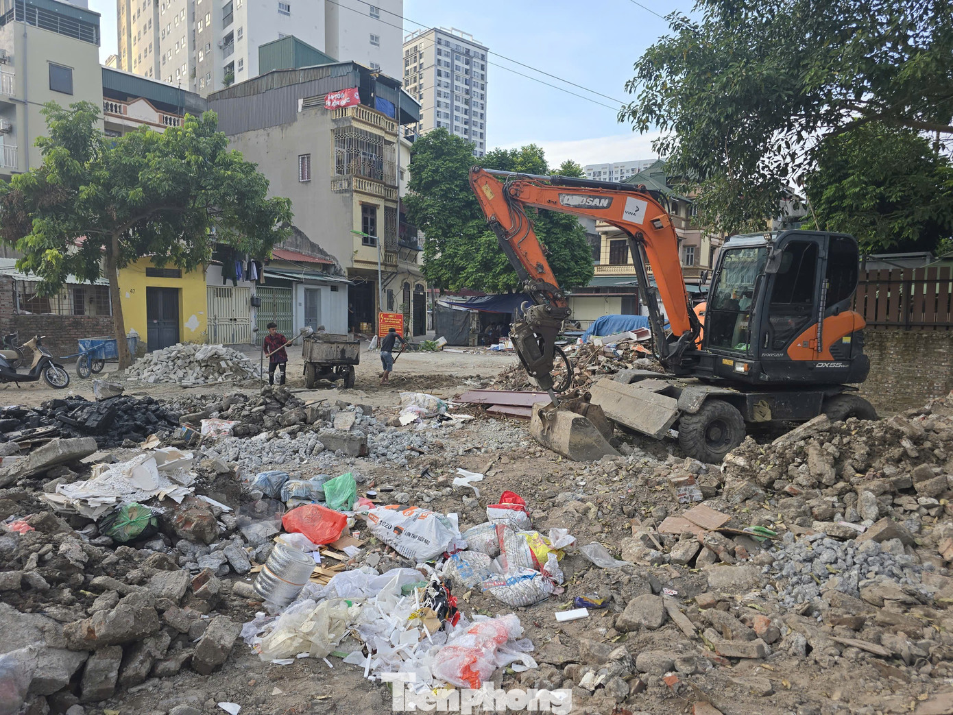 Lều lán, nhà tôn trái phép hóa vườn hoa tại khu chung cư đông đúc bậc nhất Thủ đô- Ảnh 6. Lều lán, nhà tôn trái phép hóa vườn hoa tại khu chung cư đông đúc bậc nhất Thủ đô- Ảnh 6.