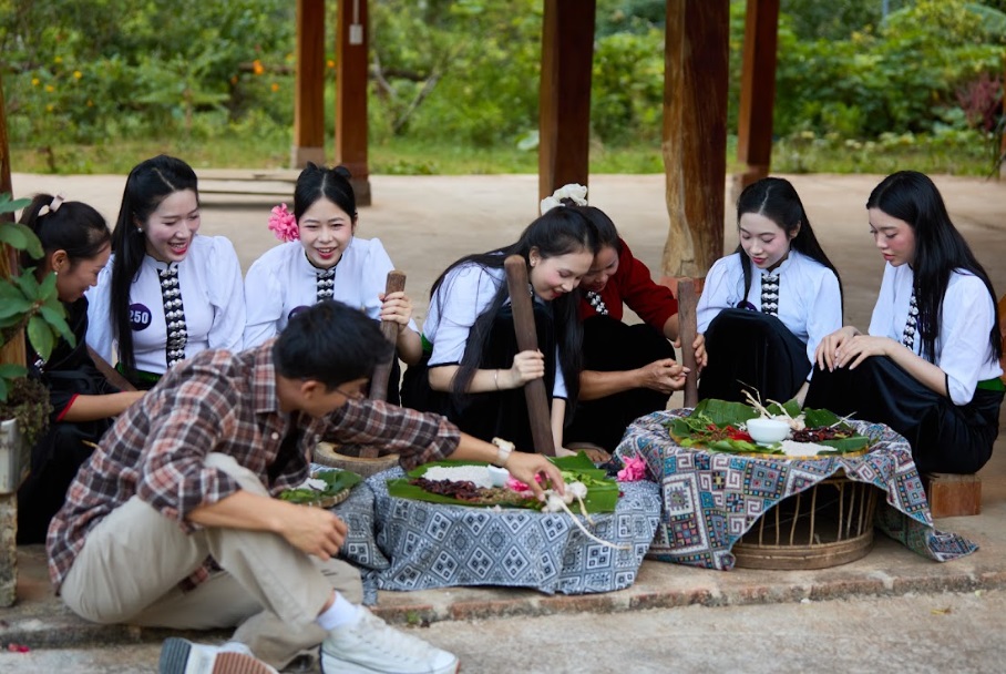 Top 30 Hoa hậu Du lịch Dân tộc Việt Nam 2025 hóa thân thành những cô gái Thái xinh đẹp, duyên dáng trong hành trình khám phá hương vị Tây Bắc- Ảnh 1. Top 30 Hoa hậu Du lịch Dân tộc Việt Nam 2025 hóa thân thành những cô gái Thái xinh đẹp, duyên dáng trong hành trình khám phá hương vị Tây Bắc- Ảnh 1.