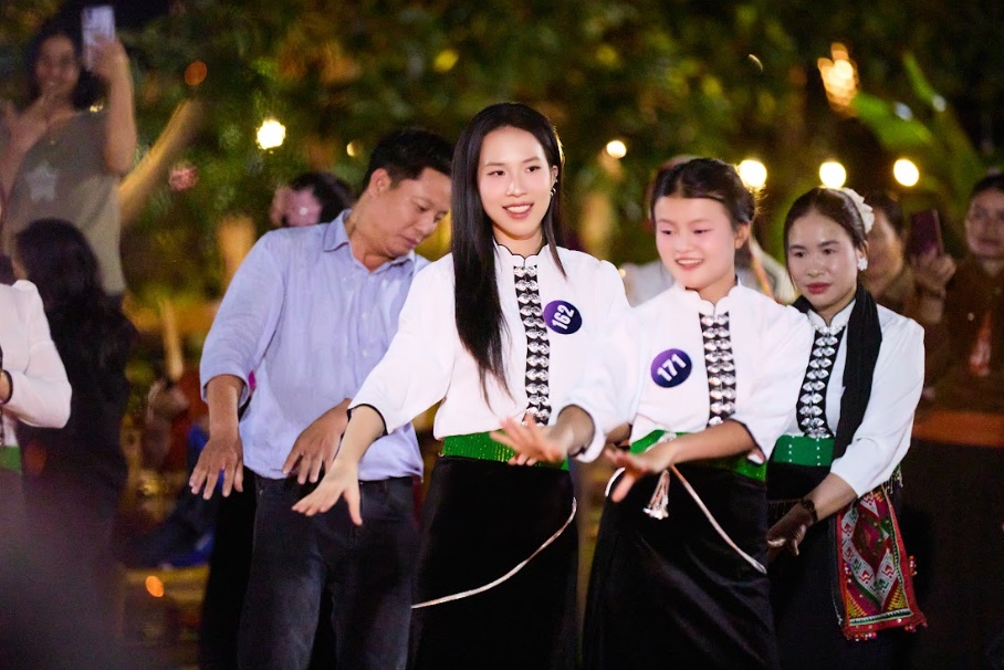 Top 30 Hoa hậu Du lịch Dân tộc Việt Nam 2025 hóa thân thành những cô gái Thái xinh đẹp, duyên dáng trong hành trình khám phá hương vị Tây Bắc- Ảnh 4. Top 30 Hoa hậu Du lịch Dân tộc Việt Nam 2025 hóa thân thành những cô gái Thái xinh đẹp, duyên dáng trong hành trình khám phá hương vị Tây Bắc- Ảnh 4.