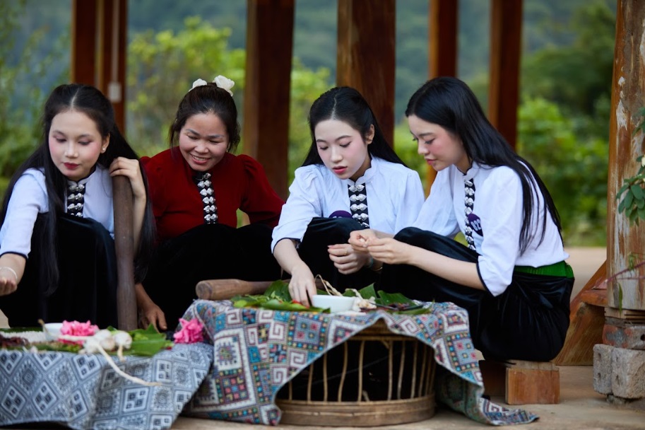 Top 30 Hoa hậu Du lịch Dân tộc Việt Nam 2025 hóa thân thành những cô gái Thái xinh đẹp, duyên dáng trong hành trình khám phá hương vị Tây Bắc- Ảnh 2. Top 30 Hoa hậu Du lịch Dân tộc Việt Nam 2025 hóa thân thành những cô gái Thái xinh đẹp, duyên dáng trong hành trình khám phá hương vị Tây Bắc- Ảnh 2.